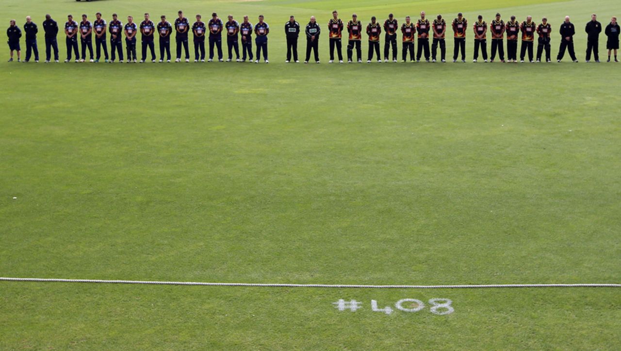 Otago and Wellington observe a minute of silence in the memory of Phillip Hughes, Otago v Wellington, Dunedin, November 30, 2014