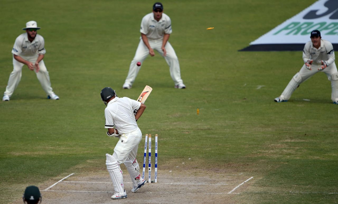 Azhar Ali is bowled by Trent Boult, Pakistan v New Zealand, 3rd Test, Sharjah, 4th day, November 30, 2014