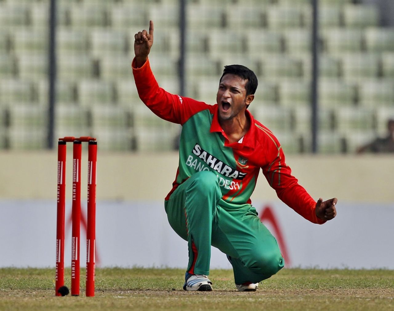 Shakib Al Hasan appeals, Bangladesh v Zimbabwe, 5th ODI, Mirpur, December 1, 2014