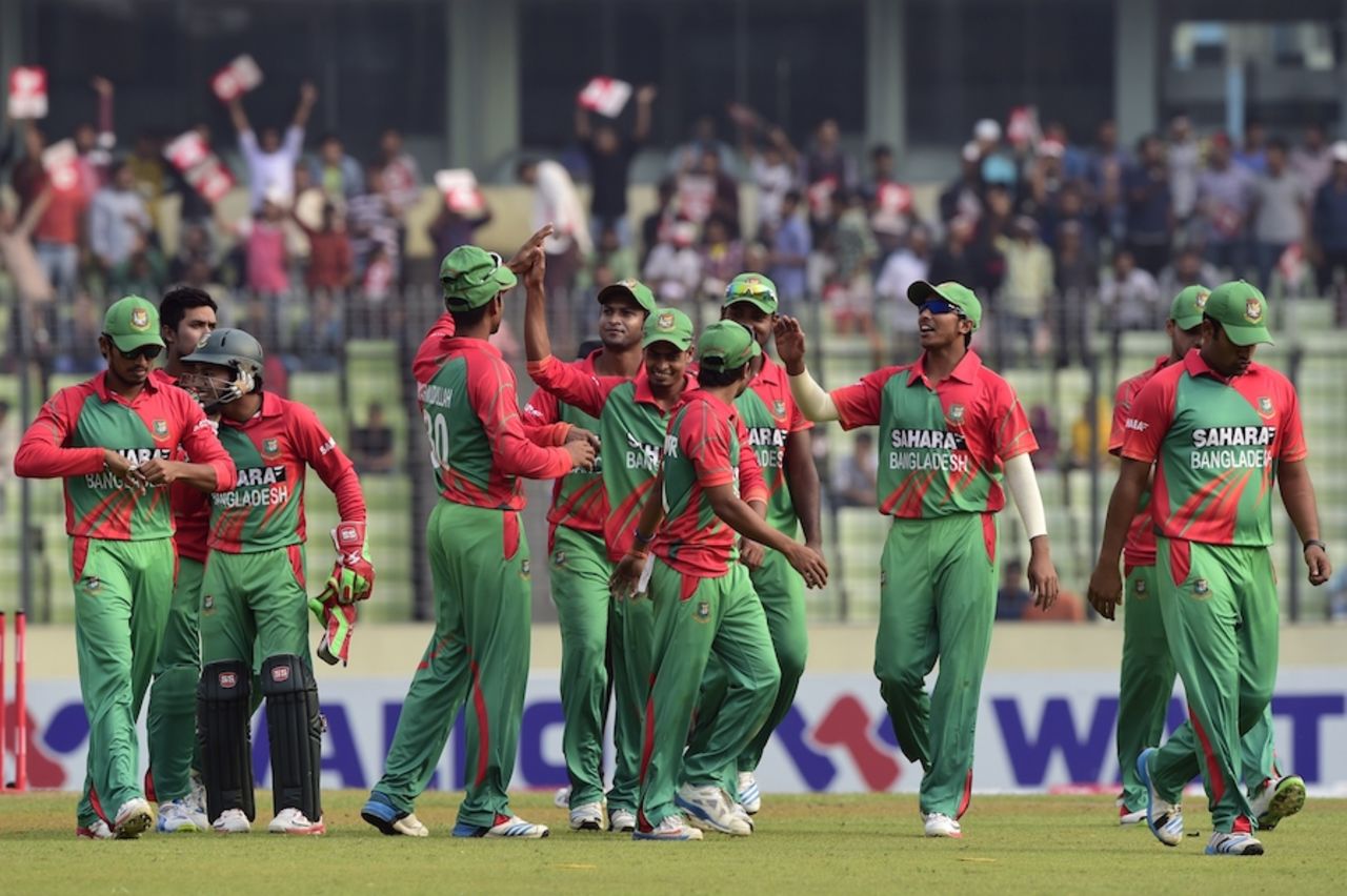 The Bangladesh team walks off after wrapping up Zimbabwe, Bangladesh v Zimbabwe, 5th ODI, Mirpur, December 1, 2014