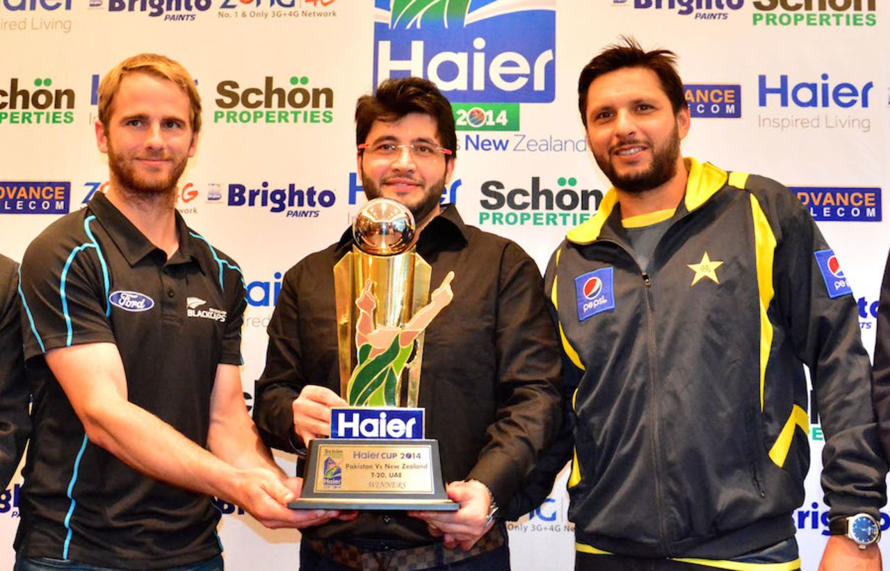 T20 captains Kane Williamson and Shahid Afridi pose with the trophy, Dubai, December 3, 2014