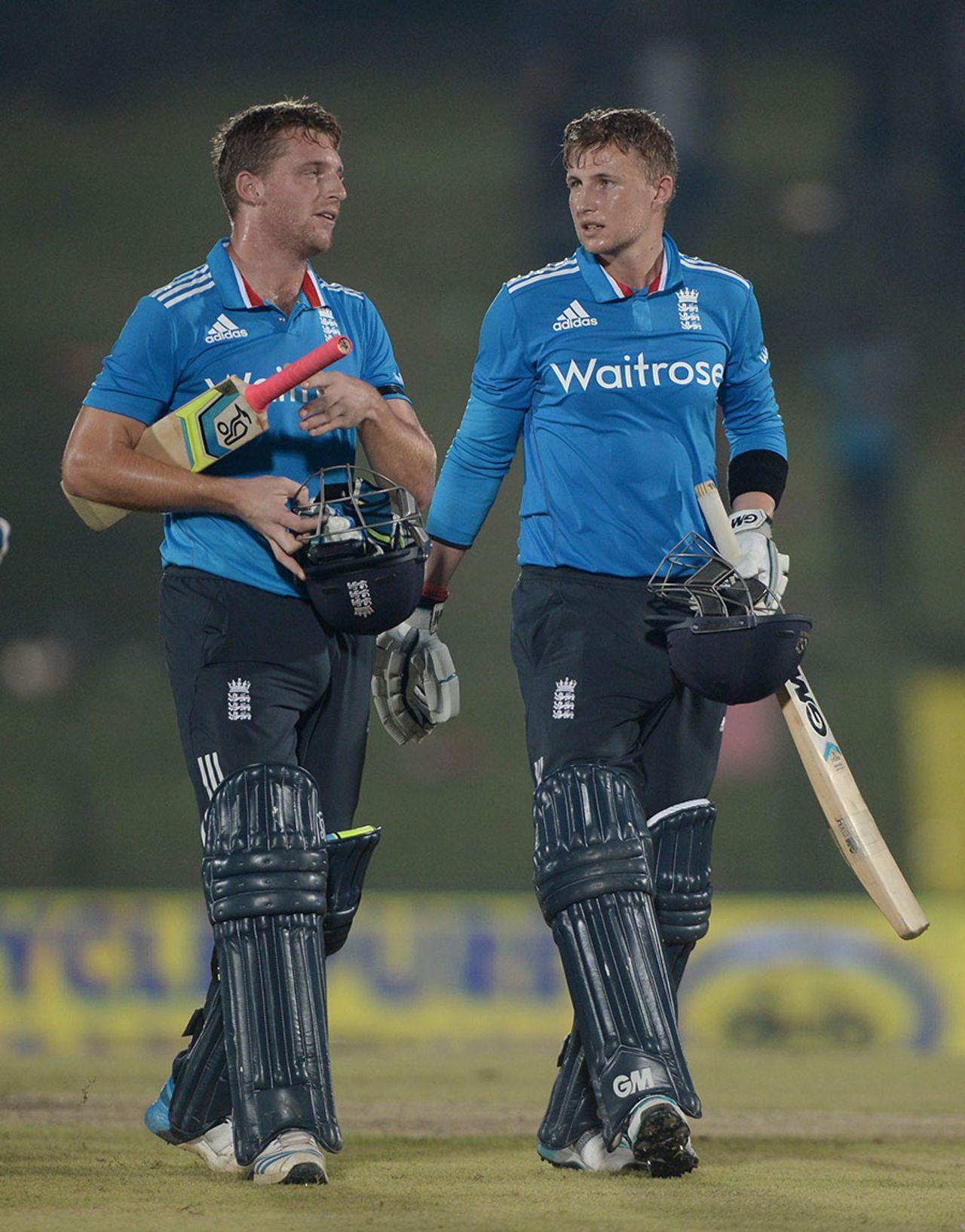 Jos Buttler and Joe Root saw England home with a stand of 84 in 63 balls, Sri Lanka v England, 3rd ODI, Hambantota, December 3, 2014
