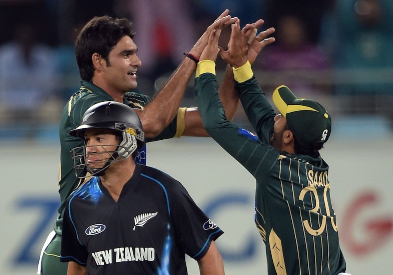 Mohammad Irfan is congratulated after dismissing Ross Taylor, Pakistan v New Zealand, 1st T20, Dubai, December 4, 2014