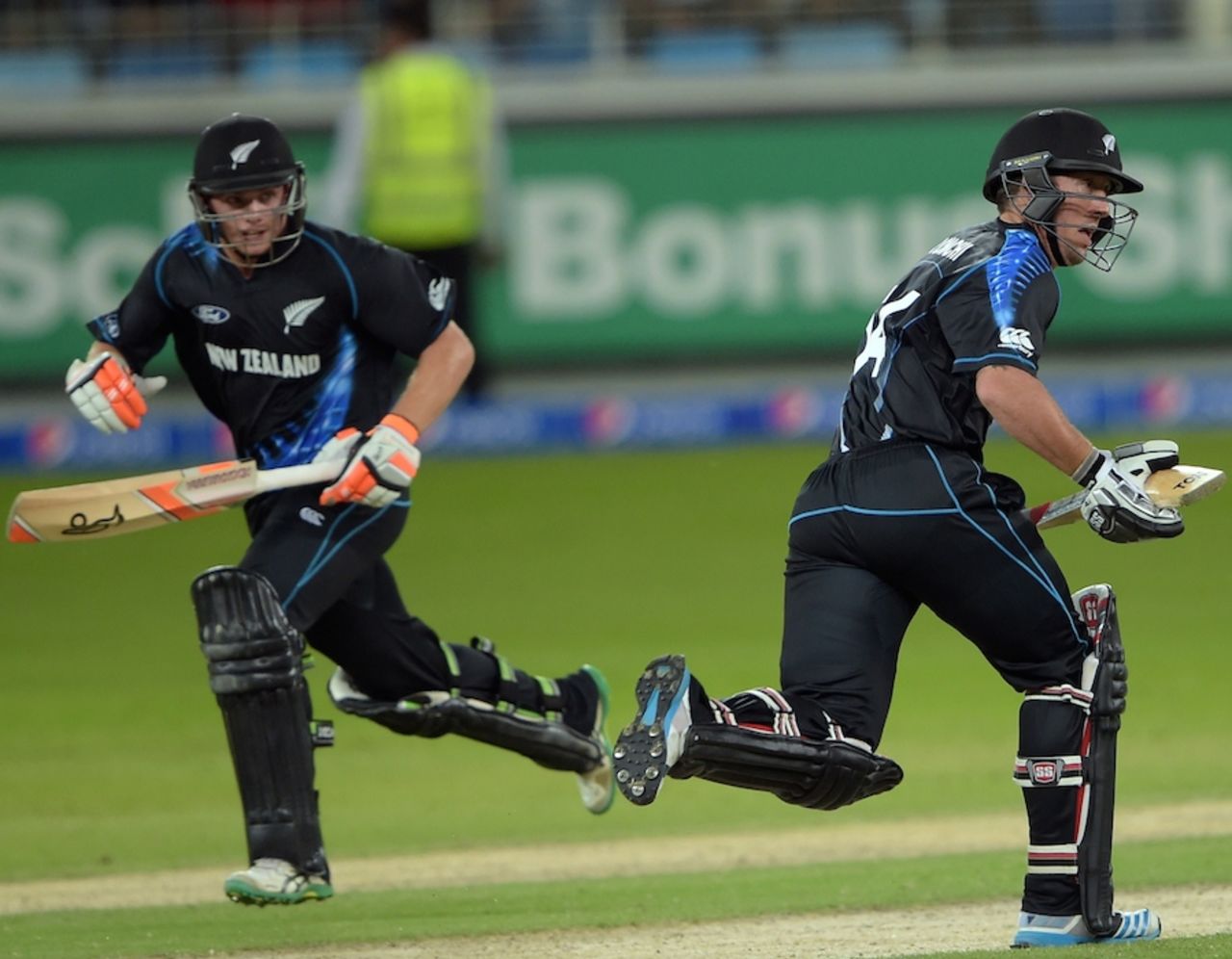 Luke Ronchi and Tom Latham added 38 for the fifth wicket, Pakistan v New Zealand, 2nd T20I, Dubai, December 5, 2014