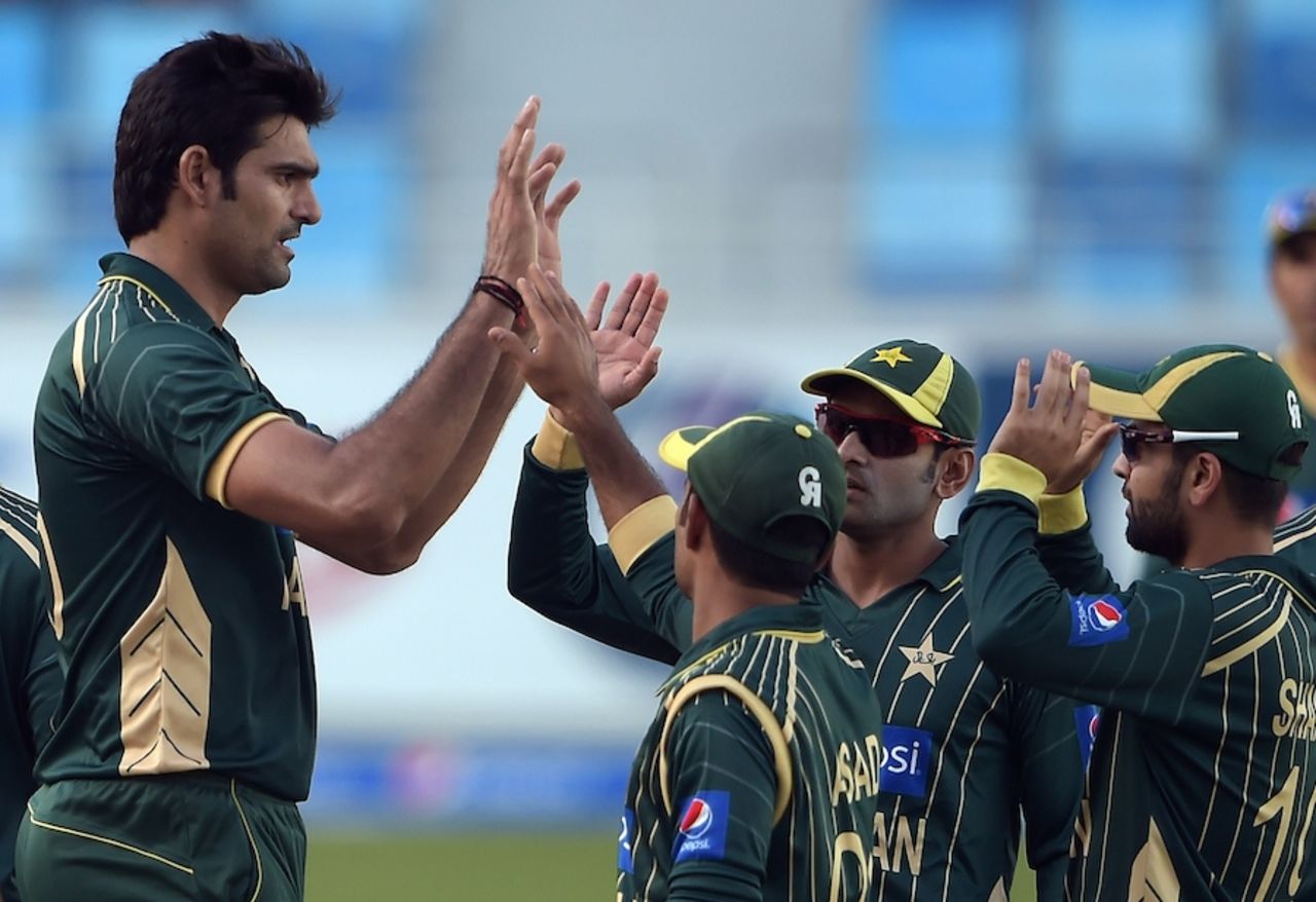 Mohammad Irfan towers over his teammates , Pakistan v New Zealand, 1st ODI, Dubai, December 8, 2014