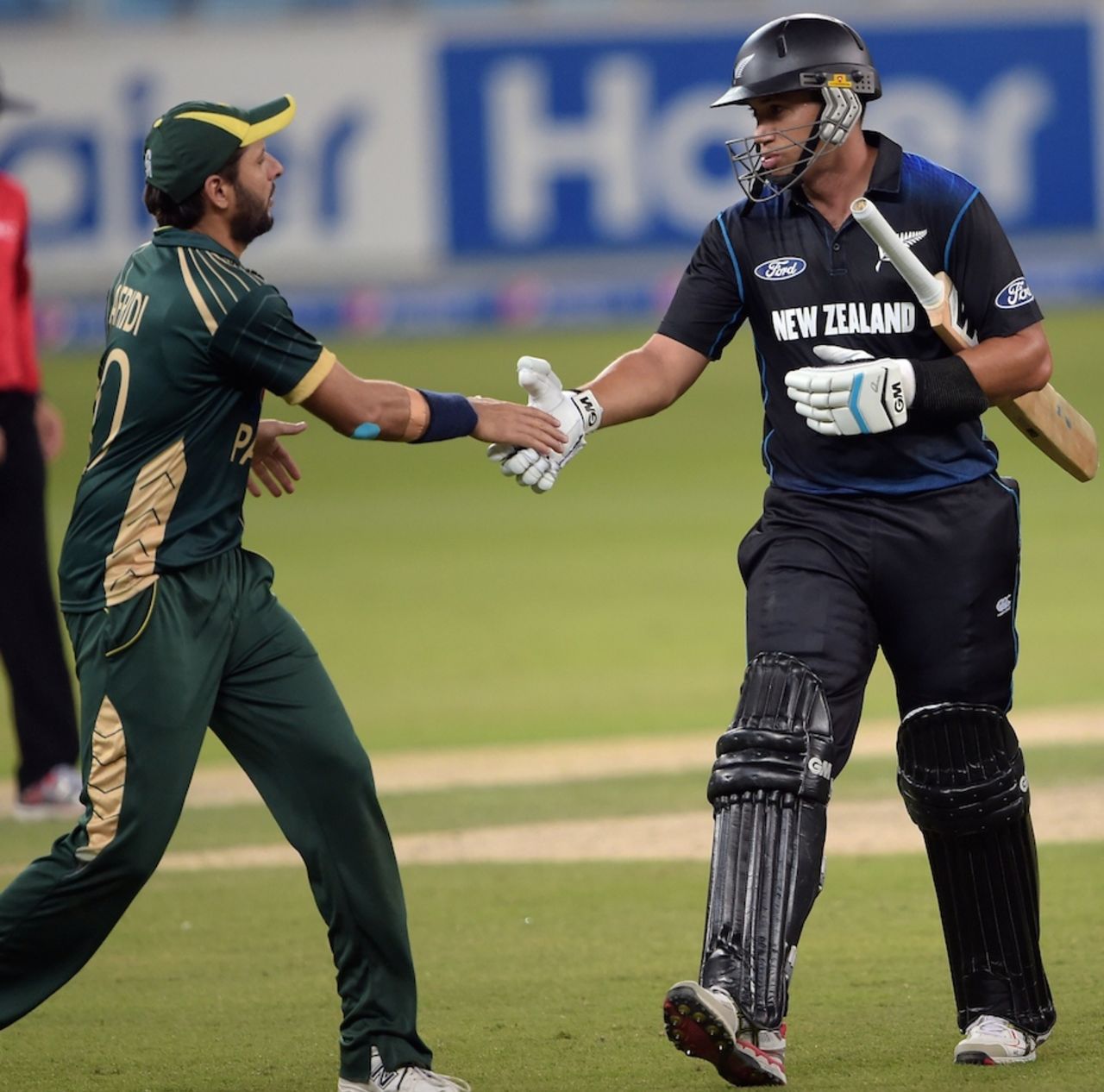 Shahid Afridi walks up to congratulate Ross Taylor, Pakistan v New Zealand, 1st ODI, Dubai, December 8, 2014