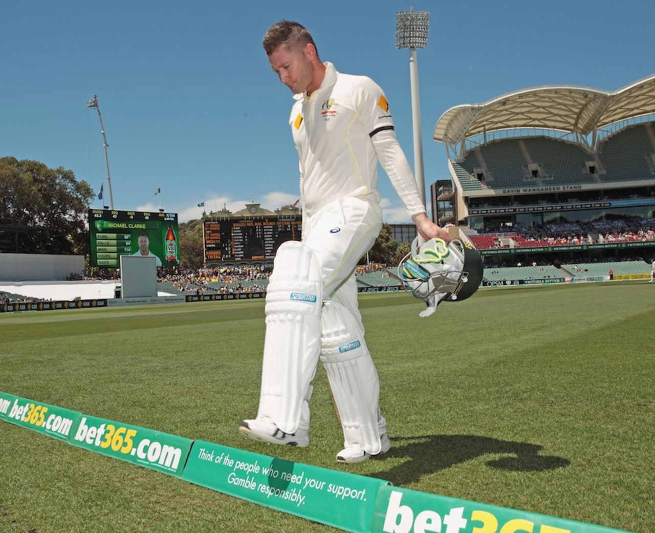 Michael Clarke retires hurt with back trouble, Australia v India, 1st Test, Adelaide, 1st day, December 9, 2014