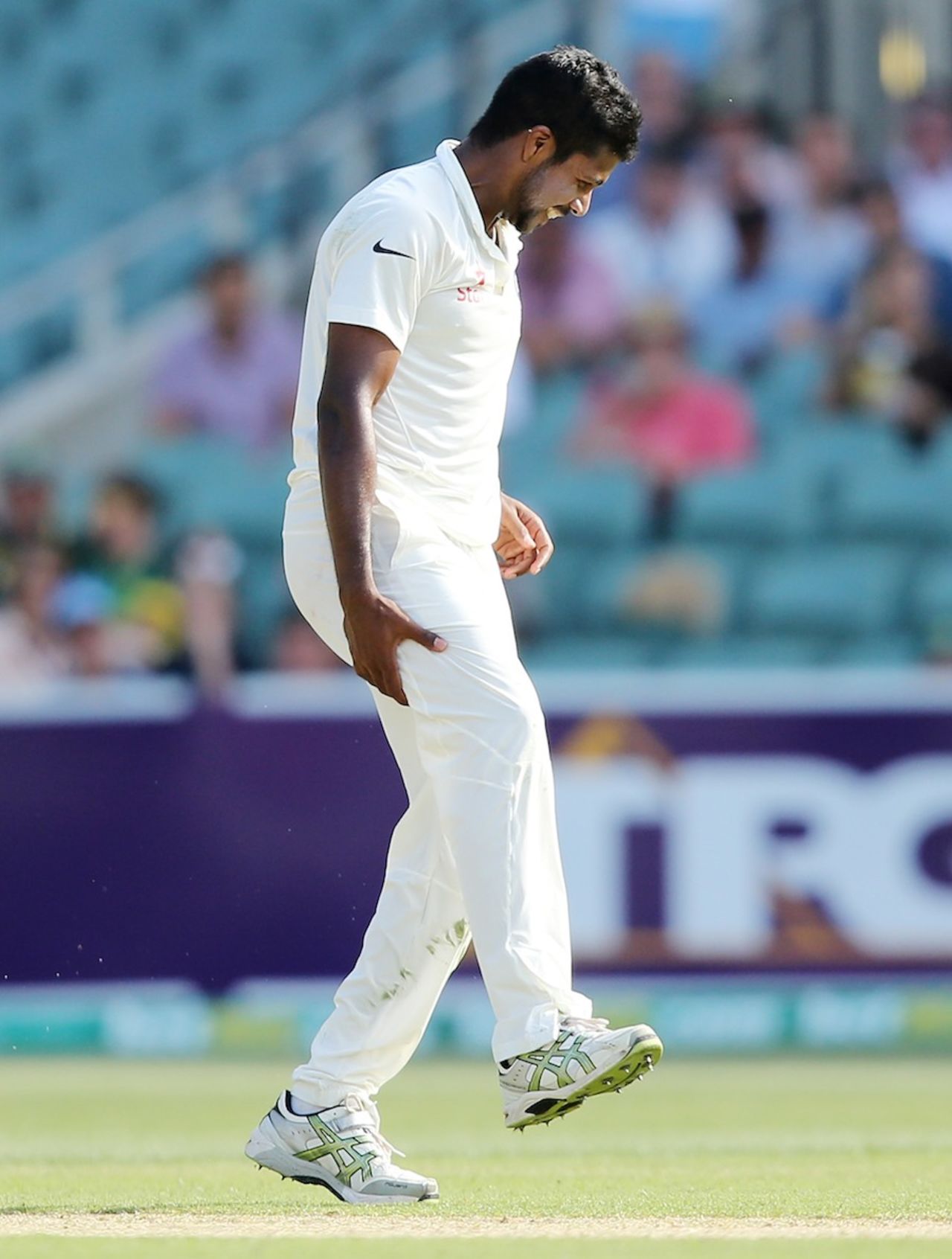 Varun Aaron had some trouble with his hamstring, Australia v India, 1st Test, Adelaide, 1st day, December 9, 2014