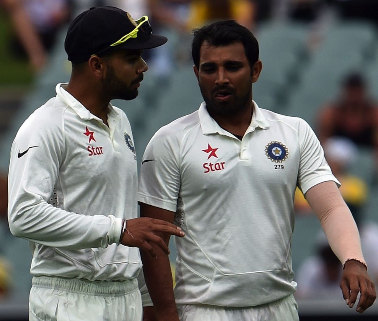 Virat Kohli talks to Mohammed Shami, Australia v India, 1st Test, Adelaide, 2nd day, December 10, 2014