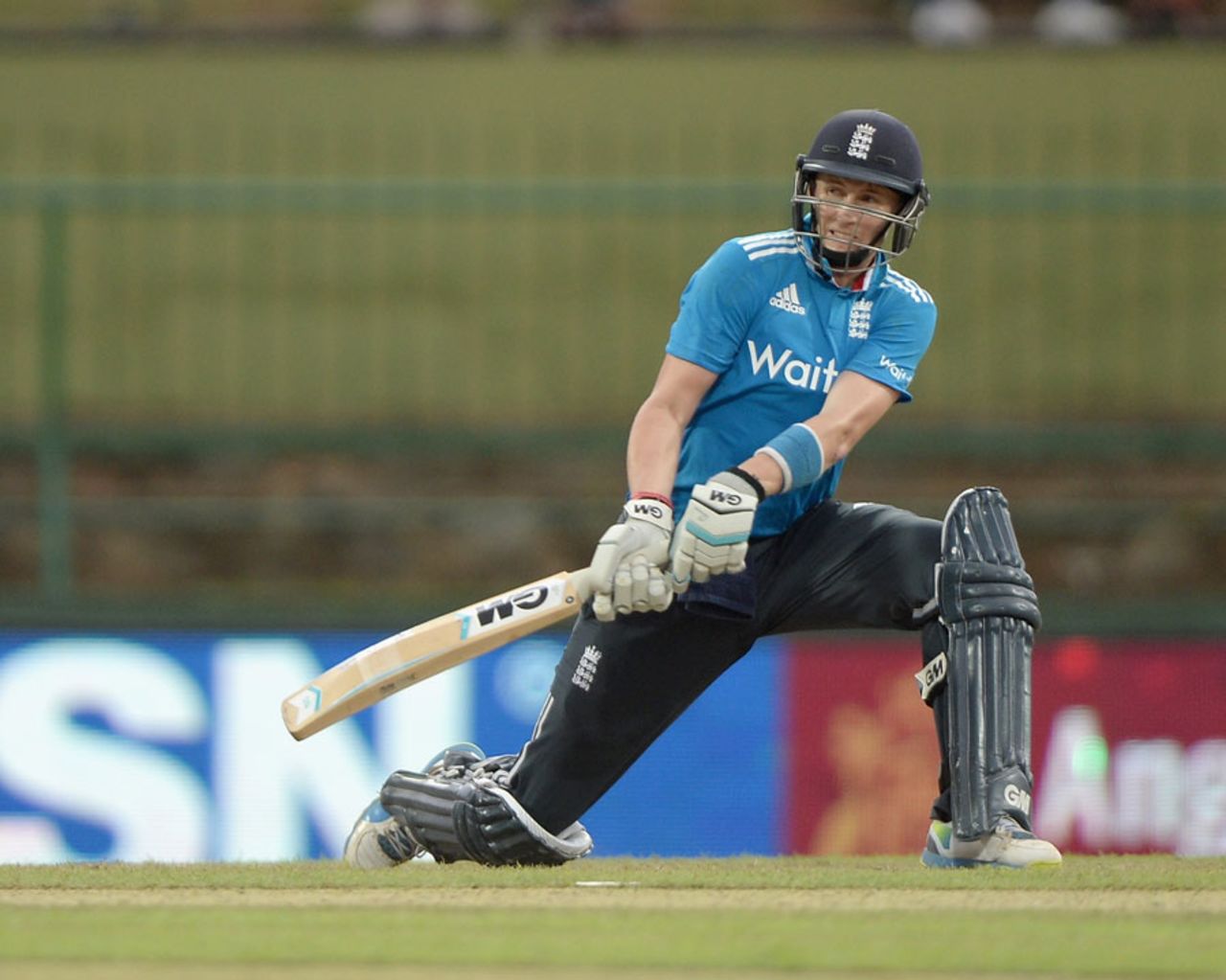 Joe Root plays a reverse sweep, Sri Lanka v England, 5th ODI, Pallekele, December 11, 2014