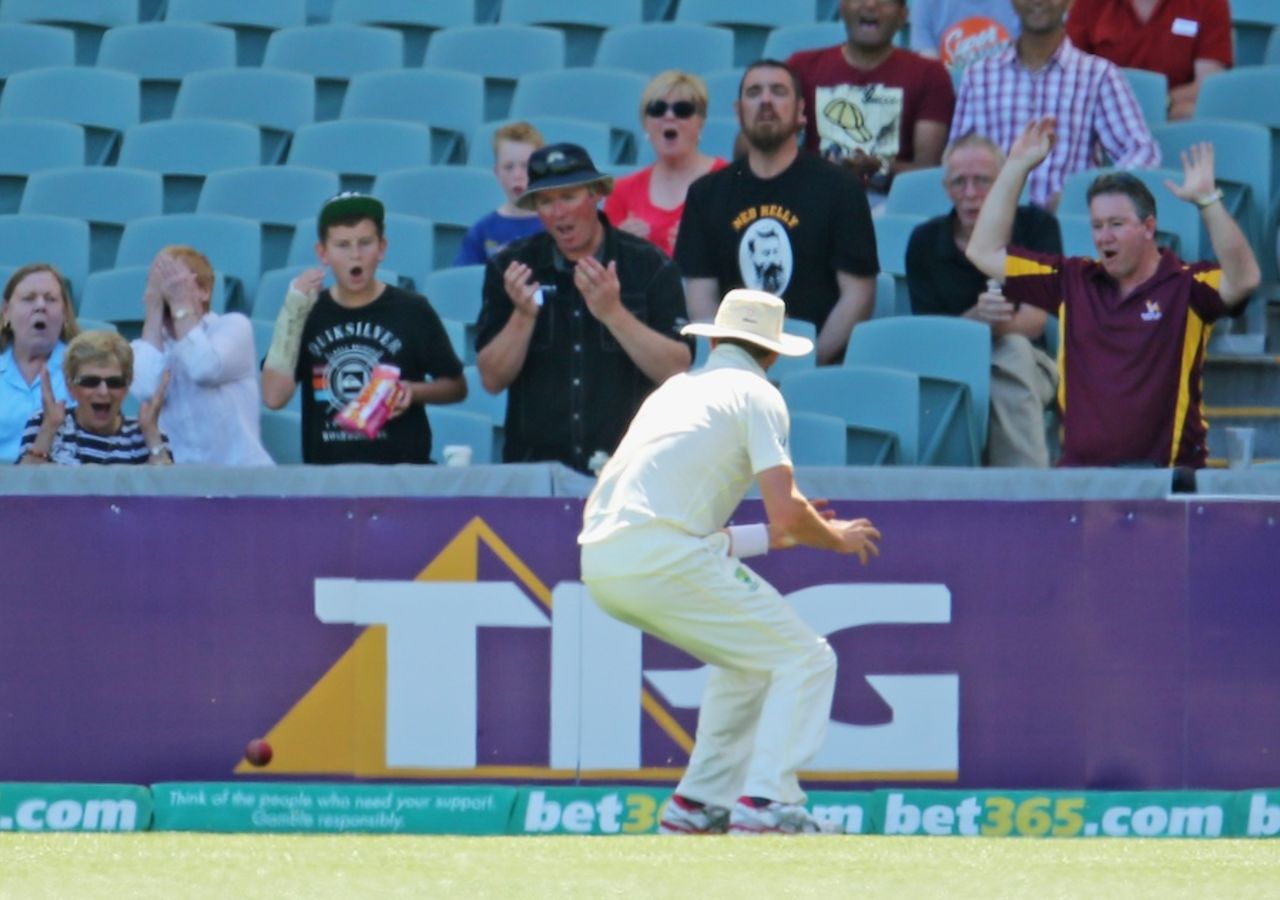 People in the stands react as Peter Siddle drops a catch, Australia v India, 1st Test, Adelaide, 4th day, December 12, 2014