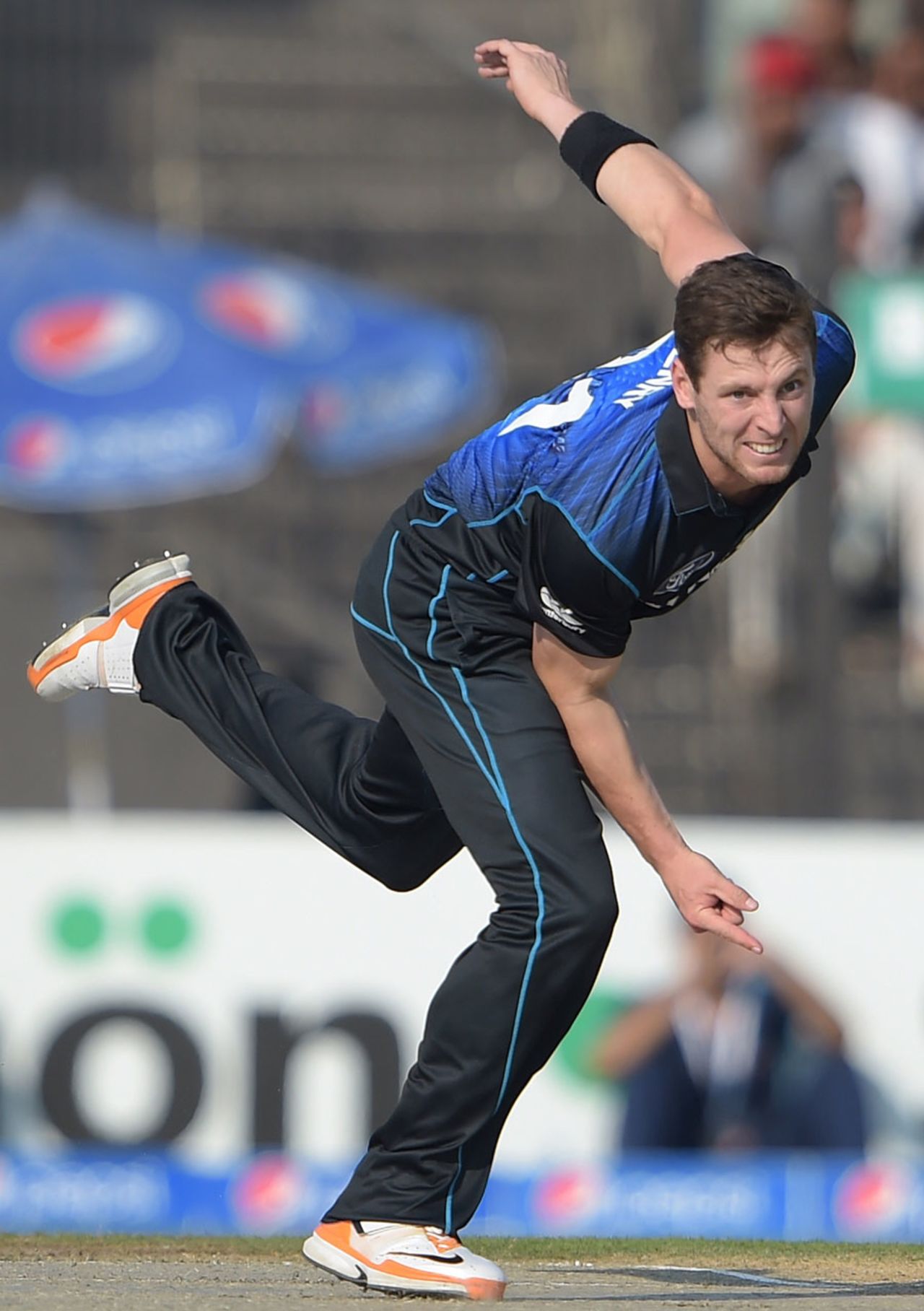 Matt Henry fires in a delivery, Pakistan v New Zealand, 2nd ODI, Sharjah, December 12, 2014