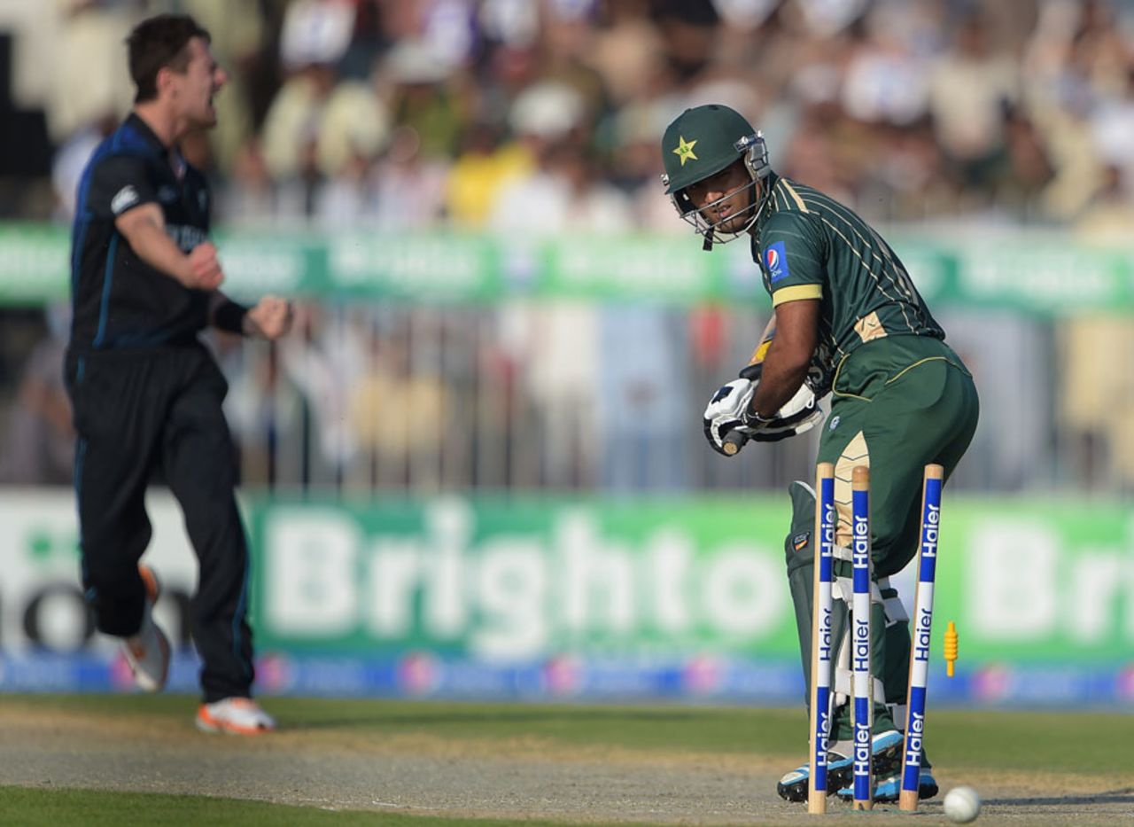 Asad Shafiq is bowled, Pakistan v New Zealand, 2nd ODI, Sharjah, December 12, 2014