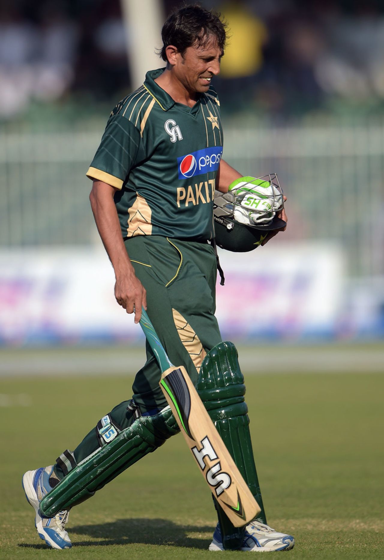 Younis Khan walks back for six, Pakistan v New Zealand, 2nd ODI, Sharjah, December 12, 2014