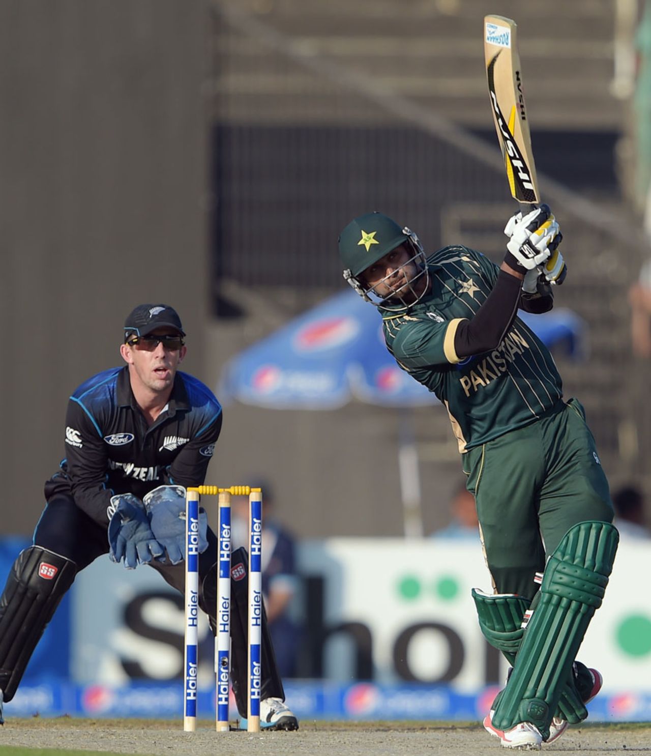 Mohammad Hafeez goes on the attack, Pakistan v New Zealand, 2nd ODI, Sharjah, December 12, 2014