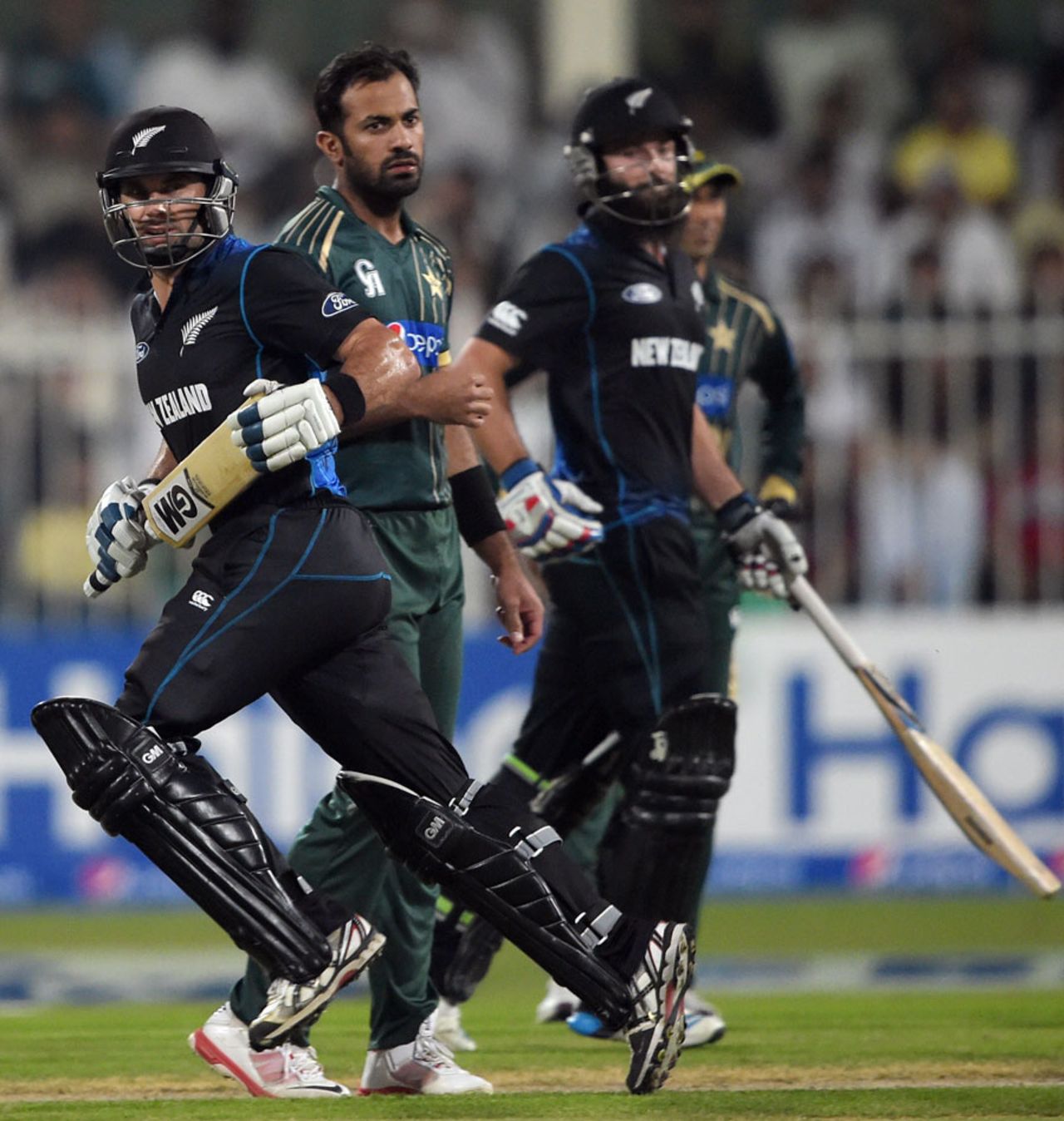 Anton Devcich and Dean Brownlie run between the wickets, Pakistan v New Zealand, 2nd ODI, Sharjah, December 12, 2014