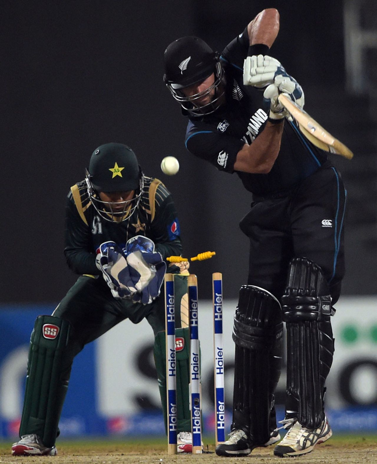 Dean Brownlie is bowled, Pakistan v New Zealand, 2nd ODI, Sharjah, December 12, 2014