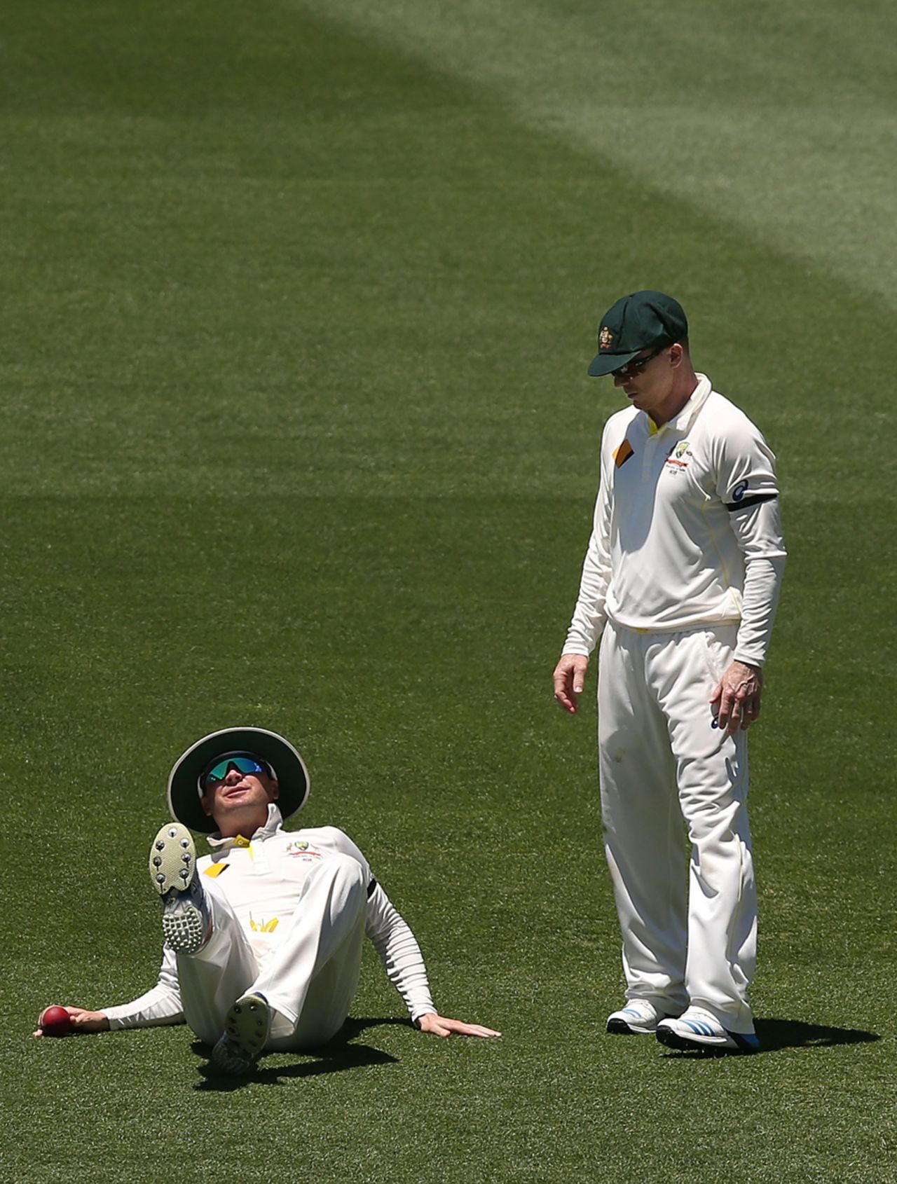 Michael Clarke did some damage to his hamstring while fielding, Australia v India, 1st Test, Adelaide, 5th day, December 13, 2014