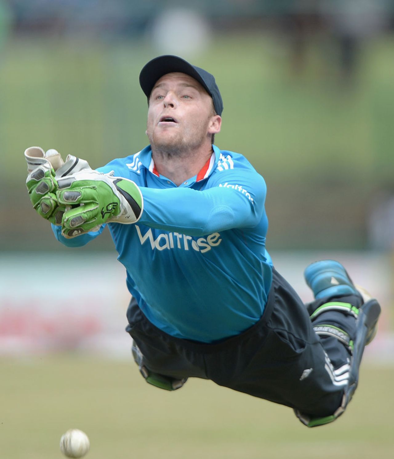 Jos Buttler makes a despairing dive, Sri Lanka v England, 6th ODI, Pallekele, December 13, 2014