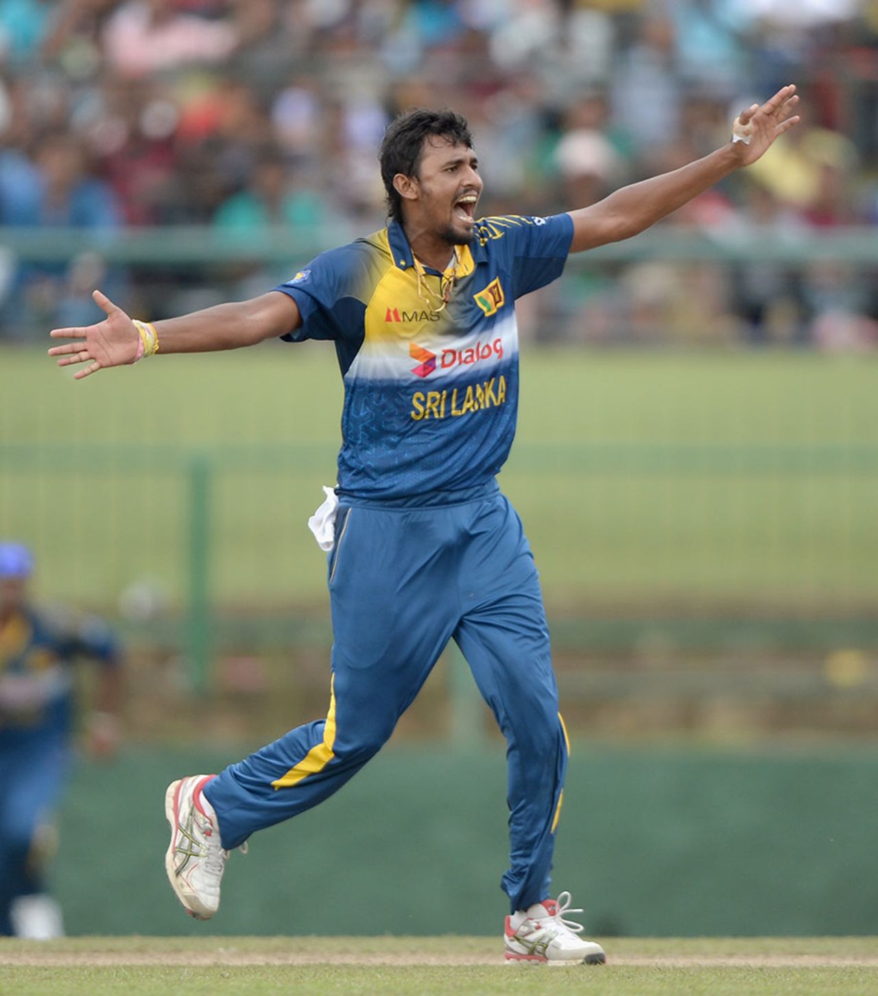 Suranga Lakmal ripped England's chase apart with two wickets in two balls, Sri Lanka v England, 6th ODI, Pallekele, December 13, 2014