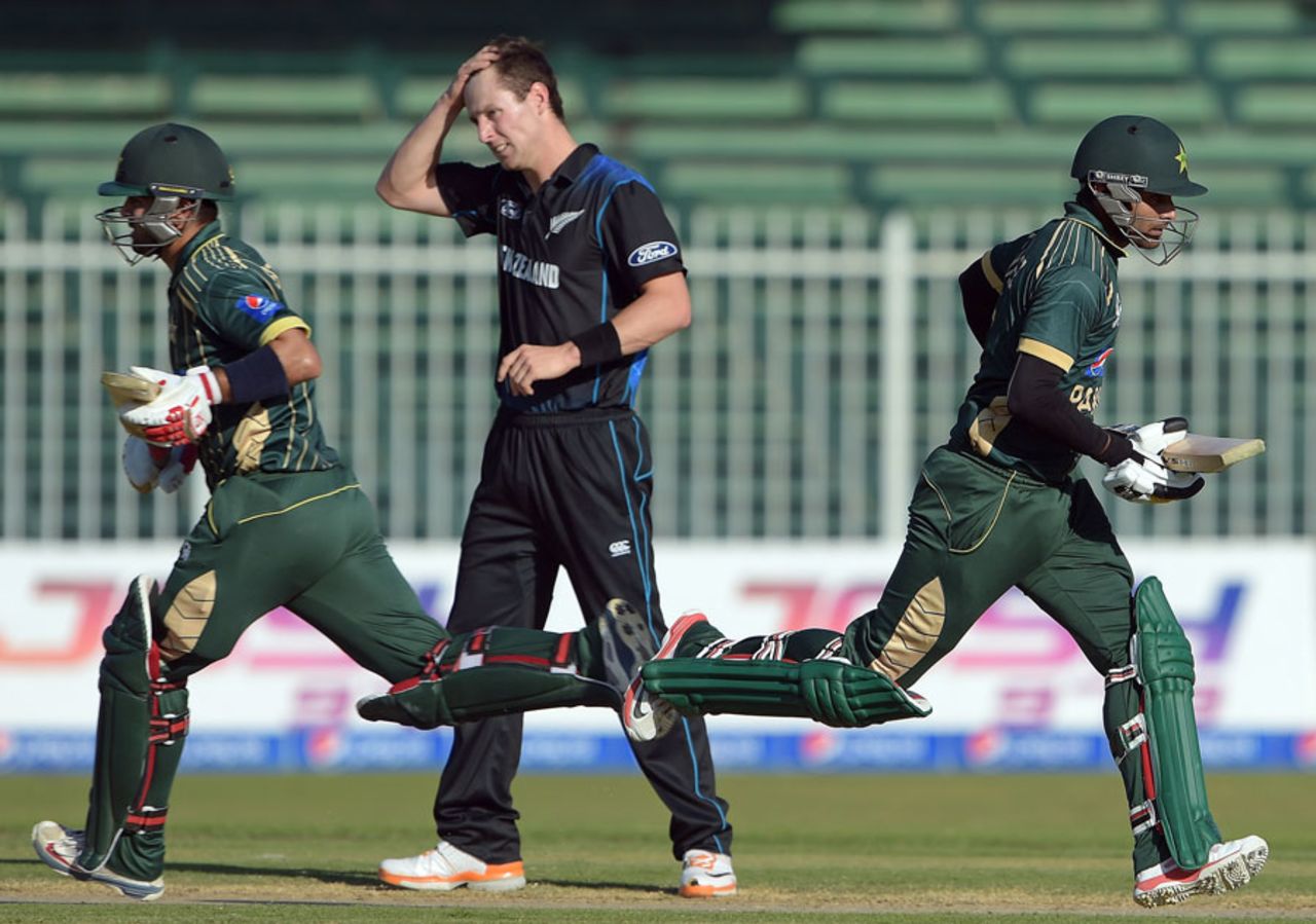 Ahmed Shehzad and Mohammad Hafeez added 63 for the first wicket, Pakistan v New Zealand, 3rd ODI, Sharjah, December 14, 2014