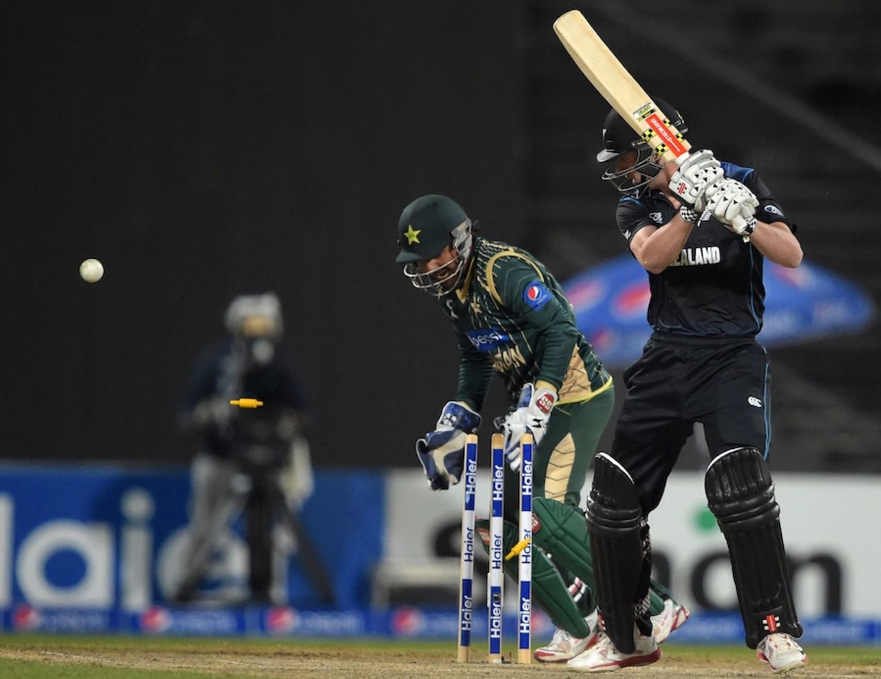 Matt Henry was bowled for 1, Pakistan v New Zealand, 3rd ODI, Sharjah, December 14, 2014