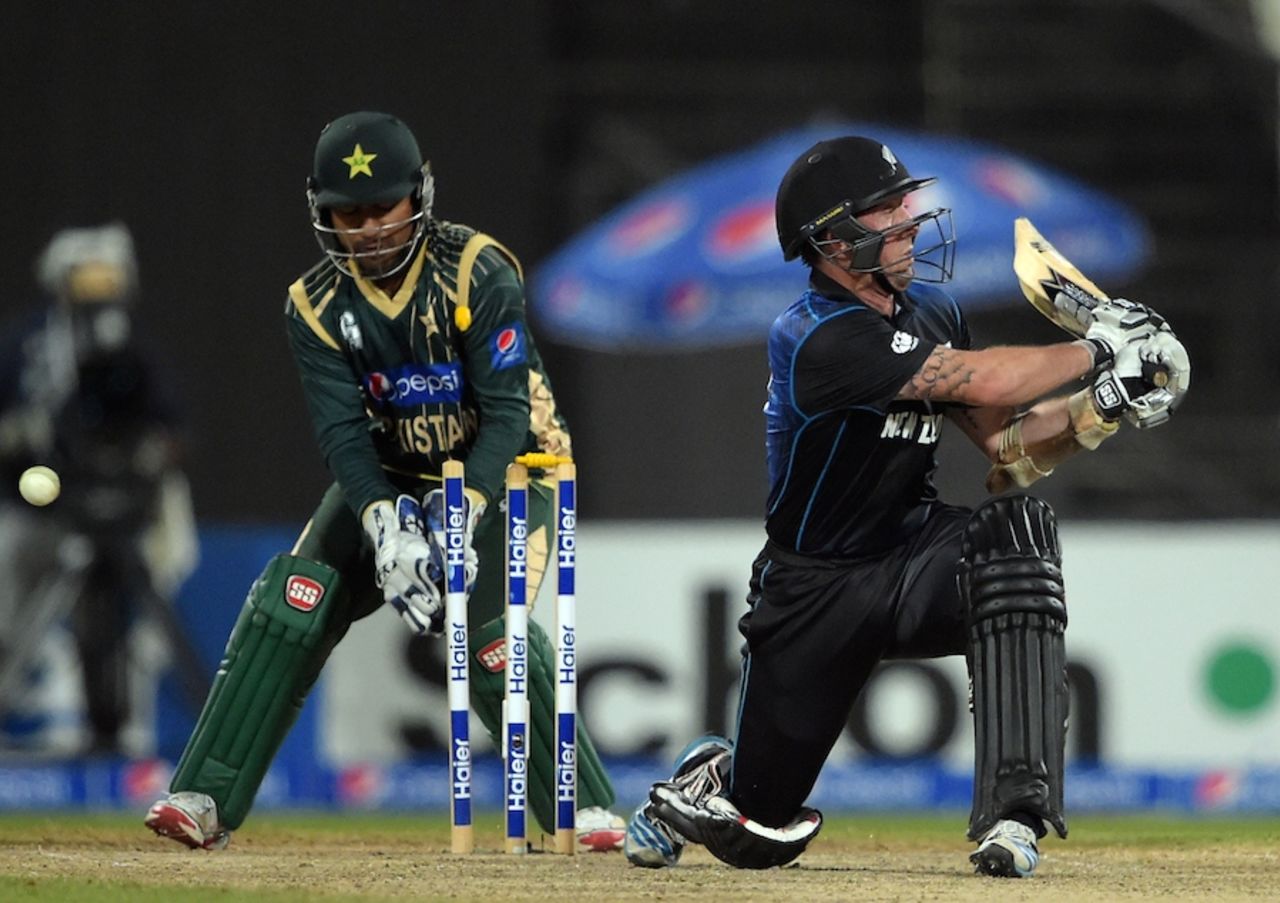 Luke Ronchi was bowled while trying to sweep, Pakistan v New Zealand, 3rd ODI, Sharjah, December 14, 2014