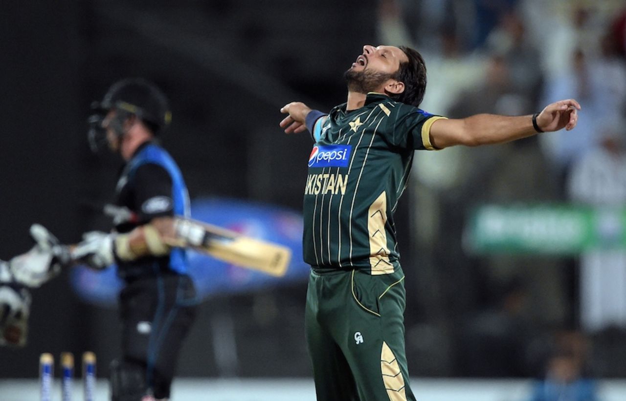 Shahid Afridi celebrates after wrapping up Pakistan's win, Pakistan v New Zealand, 3rd ODI, Sharjah, December 14, 2014