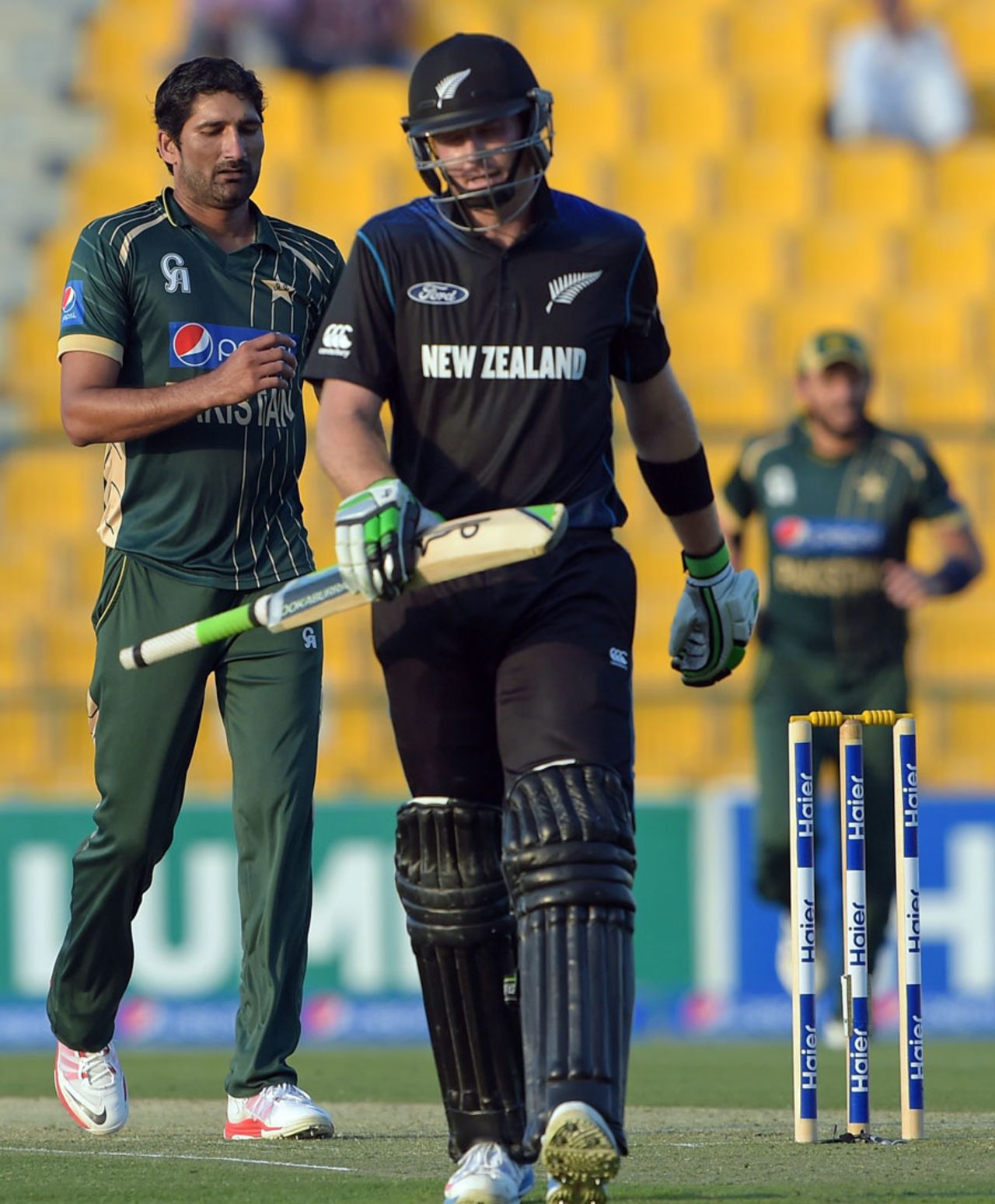 Sohail Tanvir dismissed Martin Guptill for 58, Pakistan v New Zealand, 4th ODI, Abu Dhabi, December 17, 2014, 