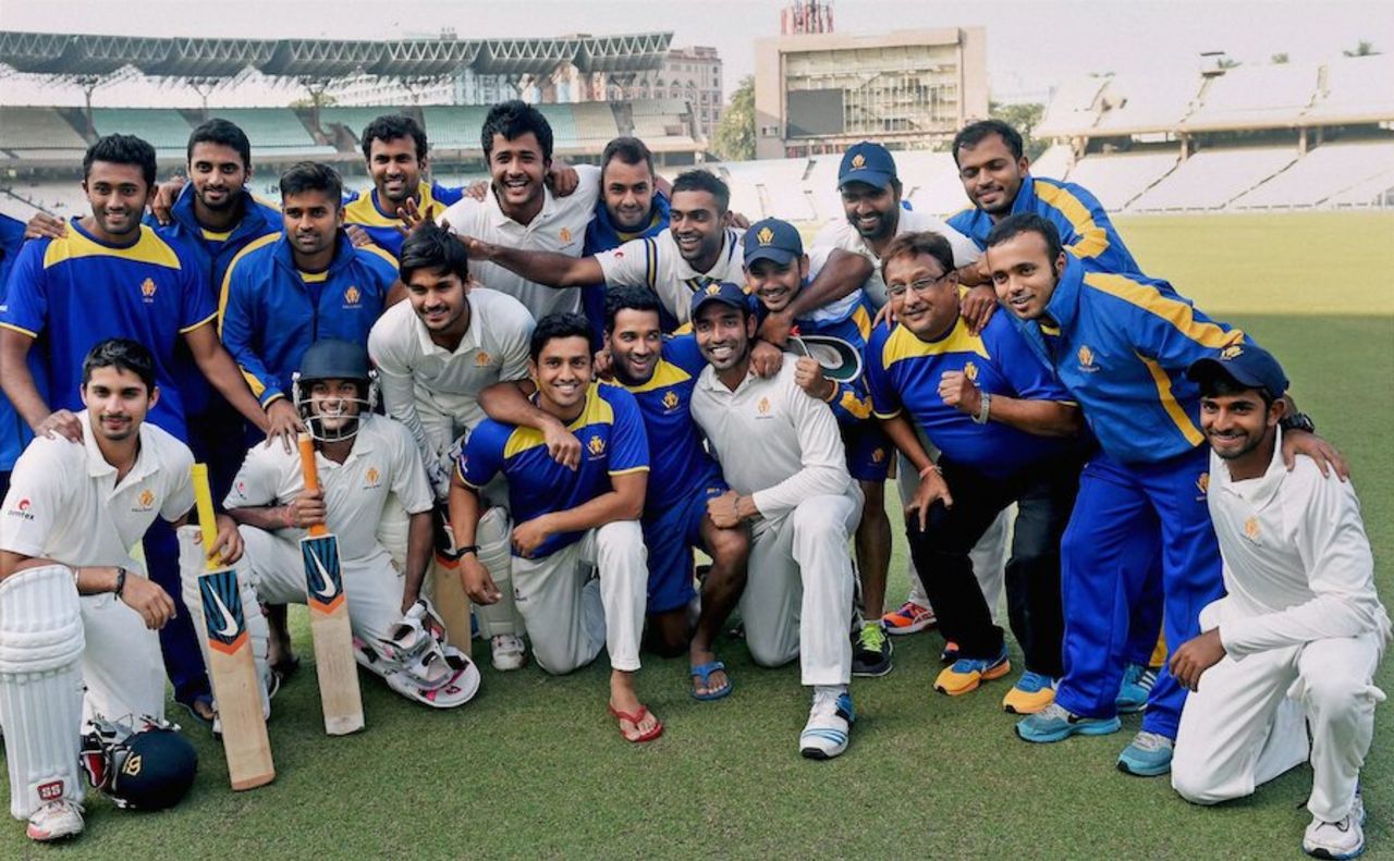 The Karnataka team poses after the win against Bengal, Bengal v Karnataka, Ranji Trophy, Group A, 4th day, Kolkata, December 17, 2014
