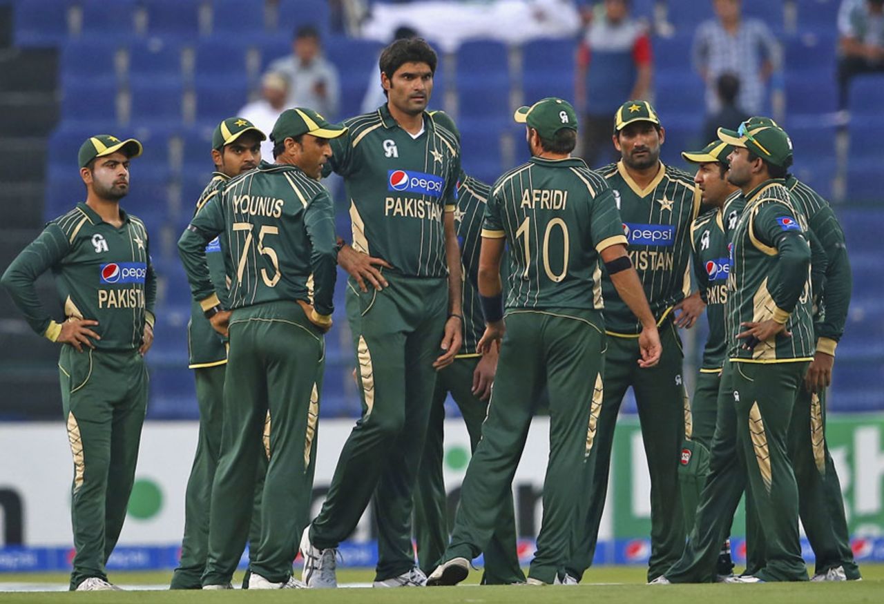 The Pakistan team gather around Mohammad Irfan after a wicket, Pakistan v New Zealand, 4th ODI, Abu Dhabi, December 17, 2014, 