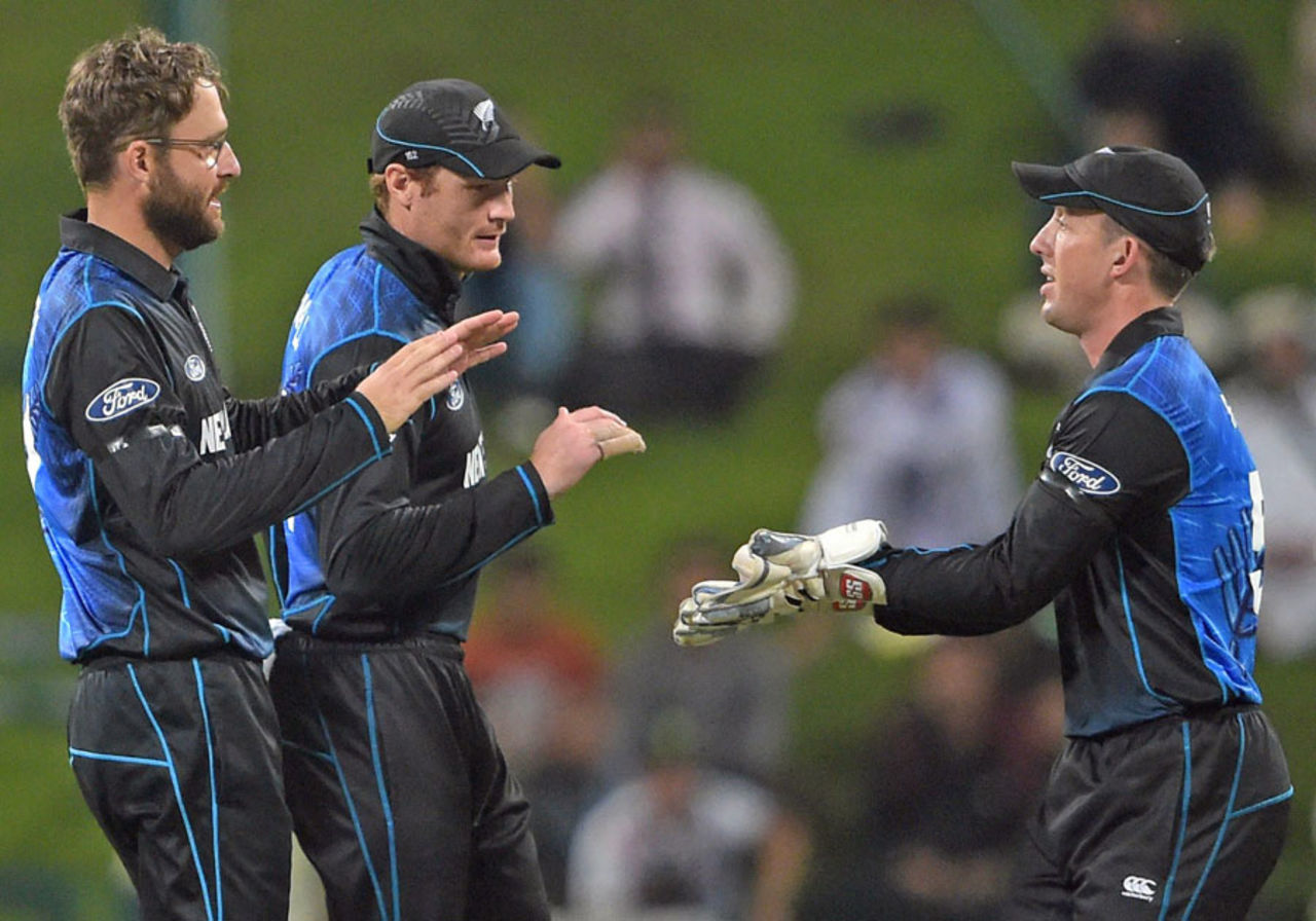 Daniel Vettori celebrates after dismissing Mohammad Hafeez, Pakistan v New Zealand, 4th ODI, Abu Dhabi, December 17, 2014