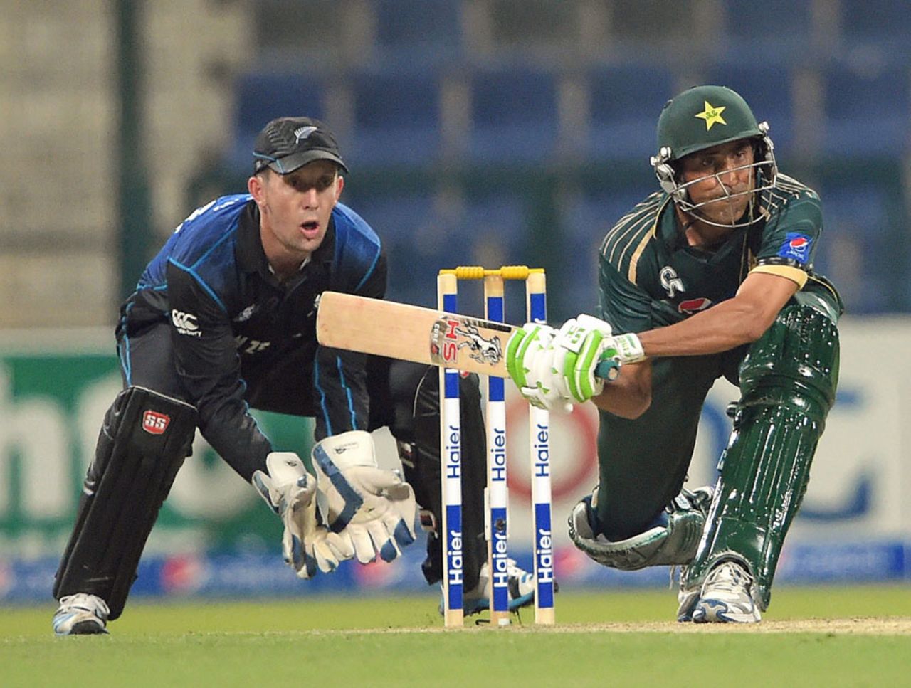 Younis Khan prepares to play a sweep shot, Pakistan v New Zealand, 4th ODI, Abu Dhabi, December 17, 2014