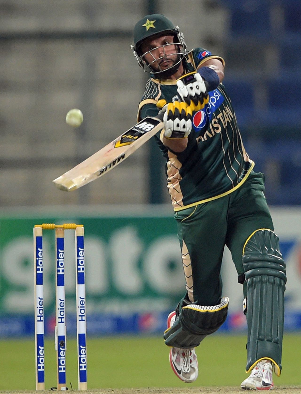 Shahid Afridi launches a six over mid-off, Pakistan v New Zealand, 4th ODI, Abu Dhabi, December 17, 2014
