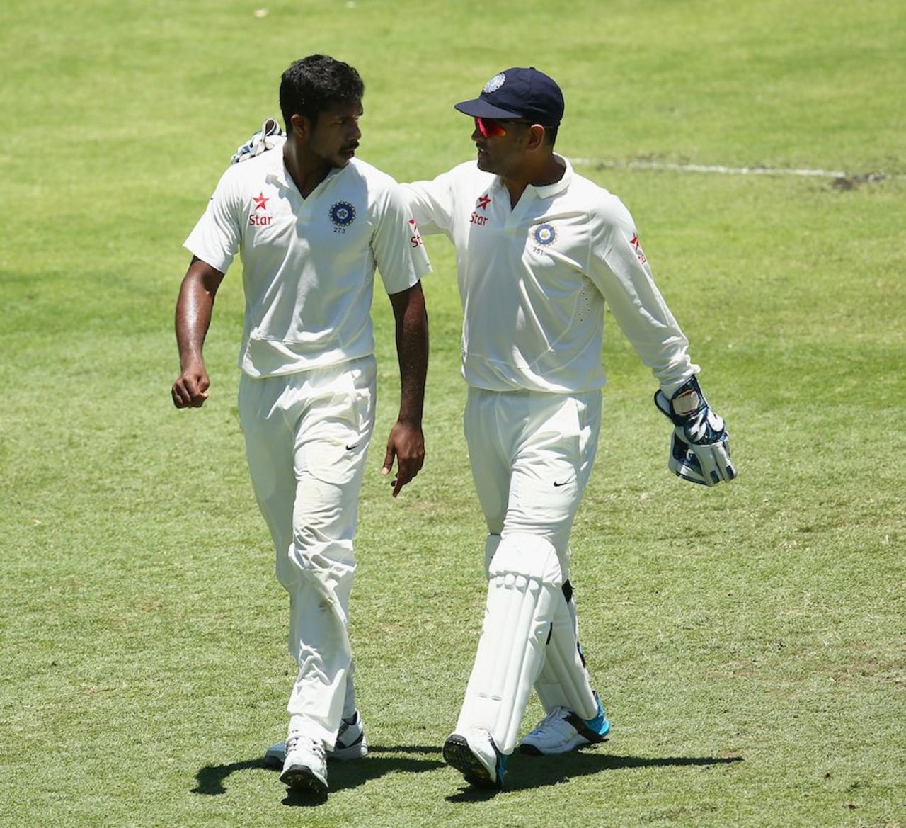 MS Dhoni talks to Varun Aaron as India went to pieces, Australia v India, 2nd Test, Brisbane, 3rd day, December 19, 2014