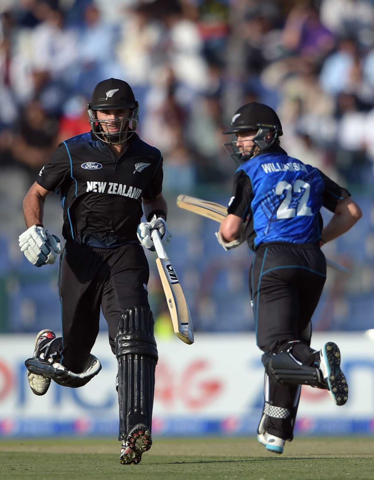 Kane Williamson and Dean Brownlie set off for a run, Pakistan v New Zealand, 5th ODI, Abu Dhabi, December 19, 2014