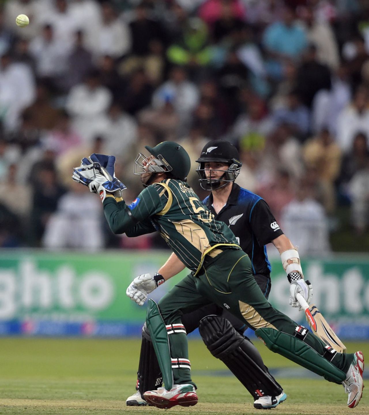 Sarfraz Ahmed takes the catch to dismiss Kane Williamson, Pakistan v New Zealand, 5th ODI, Abu Dhabi, December 19, 2014