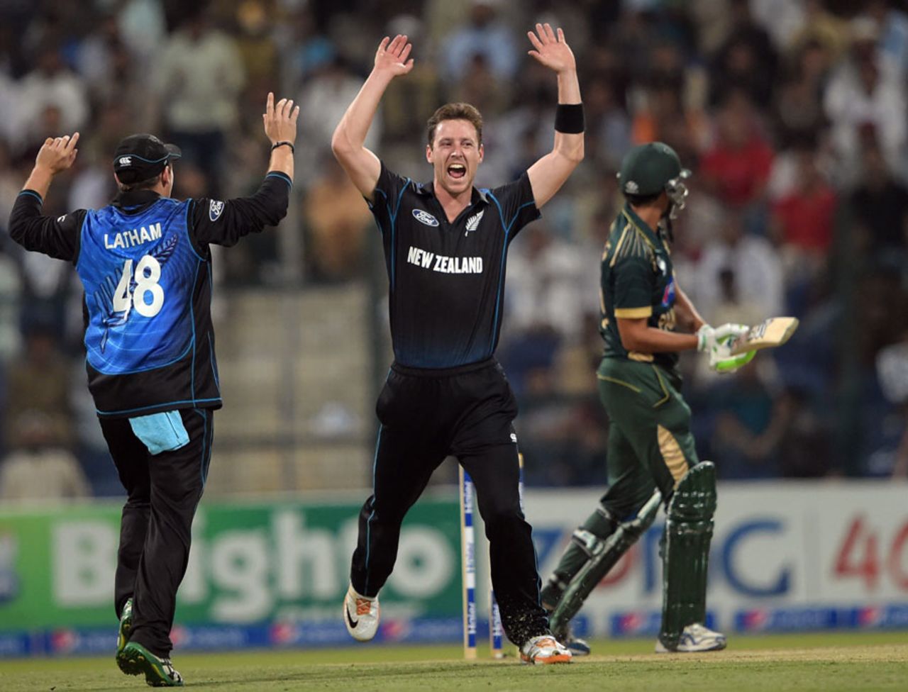 Matt Henry exults after dismissing Younis Khan, Pakistan v New Zealand, 5th ODI, Abu Dhabi, December 19, 2014