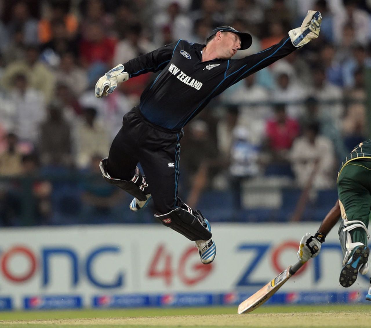 Luke Ronchi attempts to pick the ball out of the air, Pakistan v New Zealand, 5th ODI, Abu Dhabi, December 19, 2014