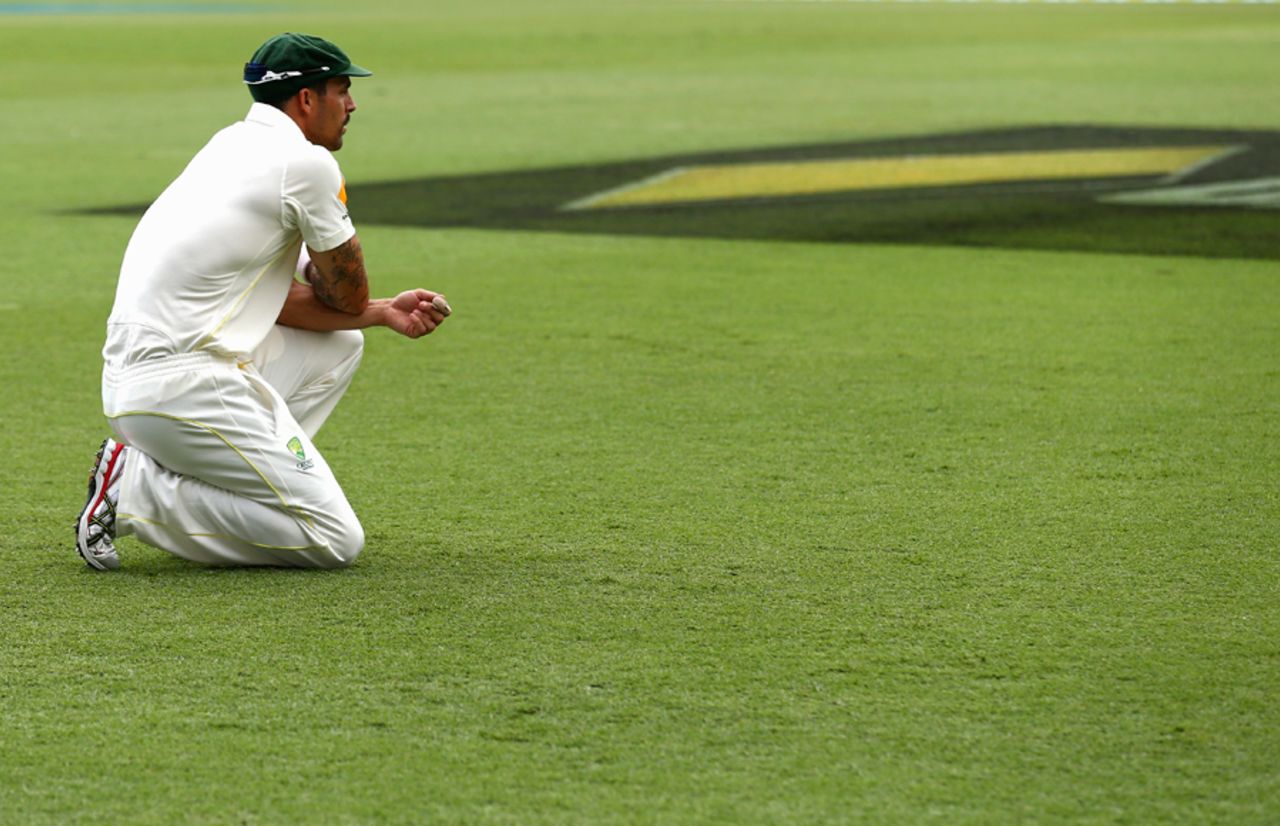 Mitchell Johnson takes a breather in the field, Australia v India, 2nd Test, Brisbane, 4th day, December 20, 2014