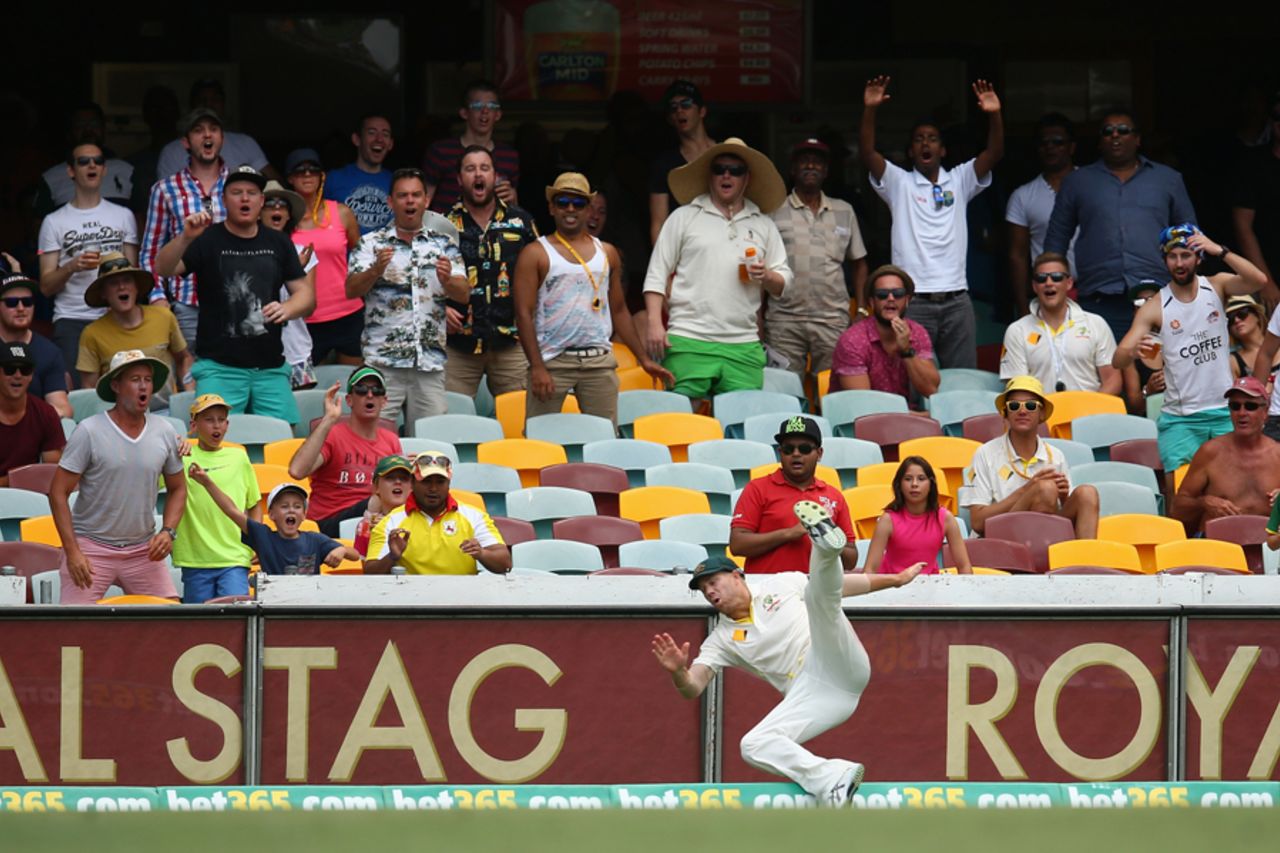 David Warner attempts a tough catch on the boundary, Australia v India, 2nd Test, Brisbane, 4th day, December 20, 2014
