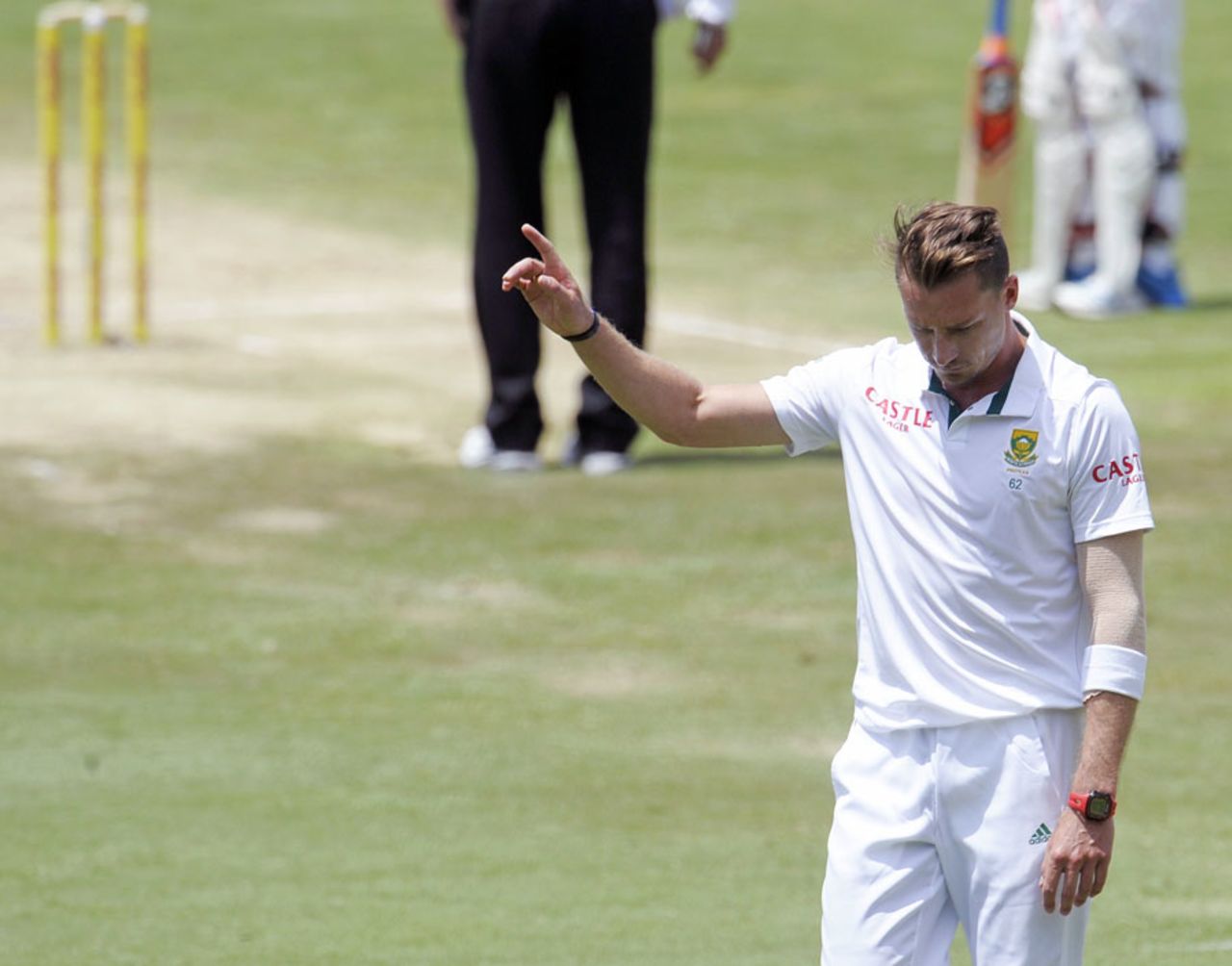 Dale Steyn acknowledges the applause after taking his fifth wicket, South Africa v West Indies, 1st Test, Centurion, 4th day, December 20, 2014