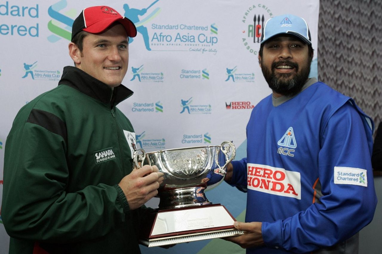 Graeme Smith and Inzamam-ul-Haq with the trophy, 3rd ODI, Afro-Asia Cup, Durban, August 21, 2005