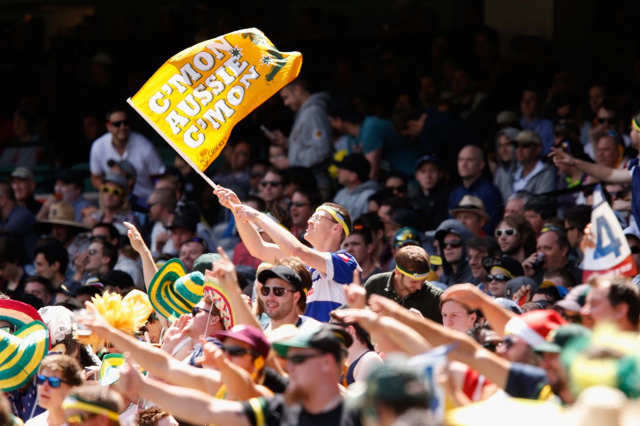 The crowd gets behind Australia on Boxing Day, Australia v India, 3rd Test, Melbourne, 1st day, December 26, 2014