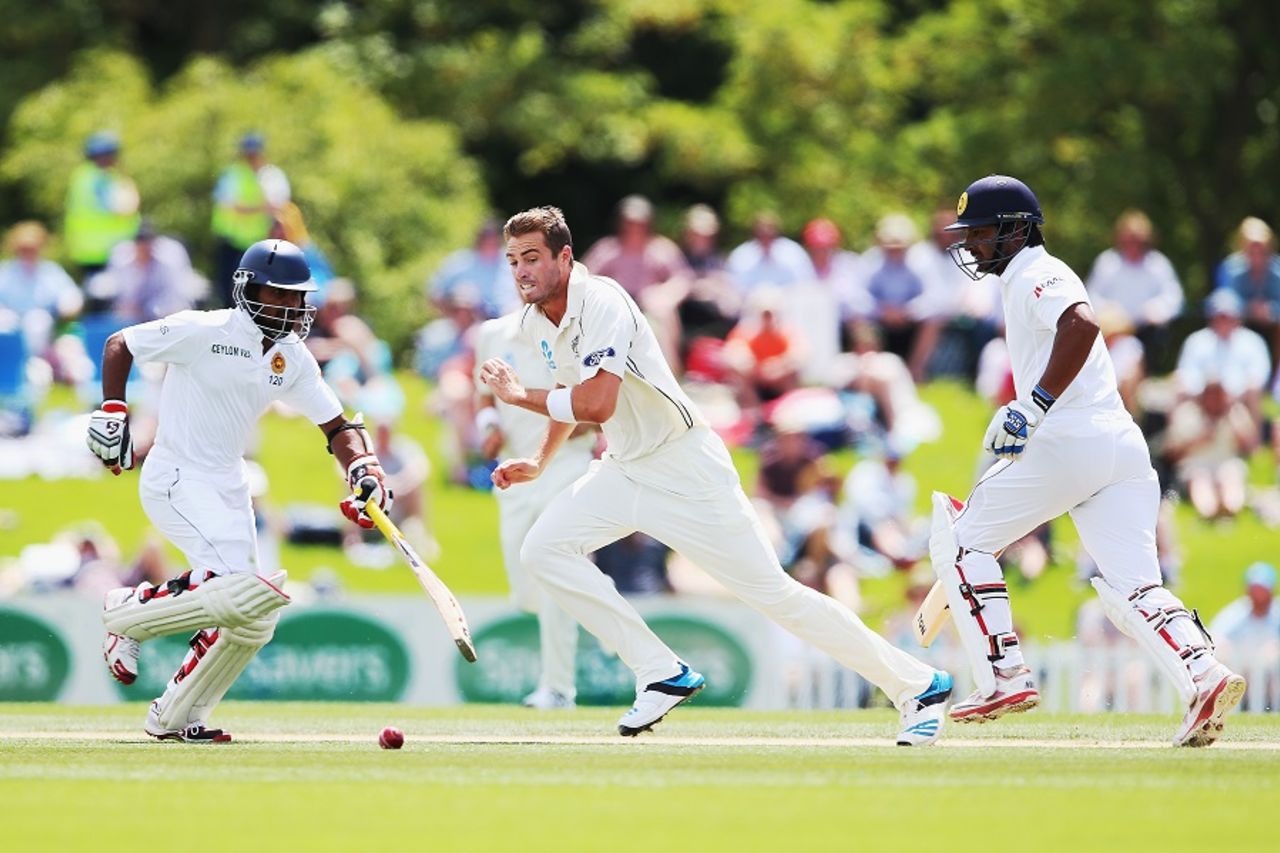 Tim Southee attempts to stop a single, New Zealand v Sri Lanka, 1st Test, Christchurch, 2nd day, December 27, 2014