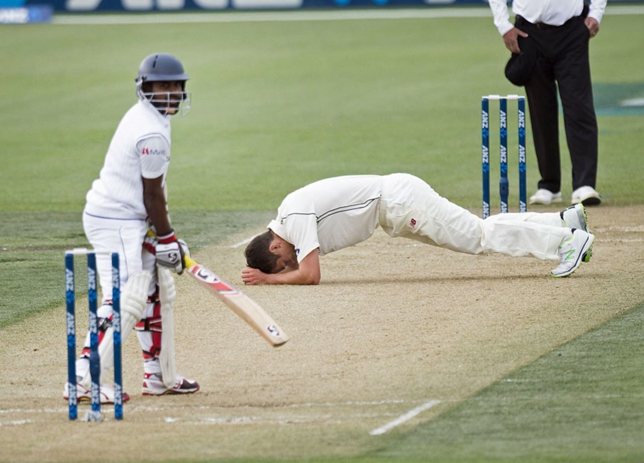 Trent Boult slipped and fell during his follow-through, New Zealand v Sri Lanka, 1st Test, Christchurch, 2nd day, December 27, 2014