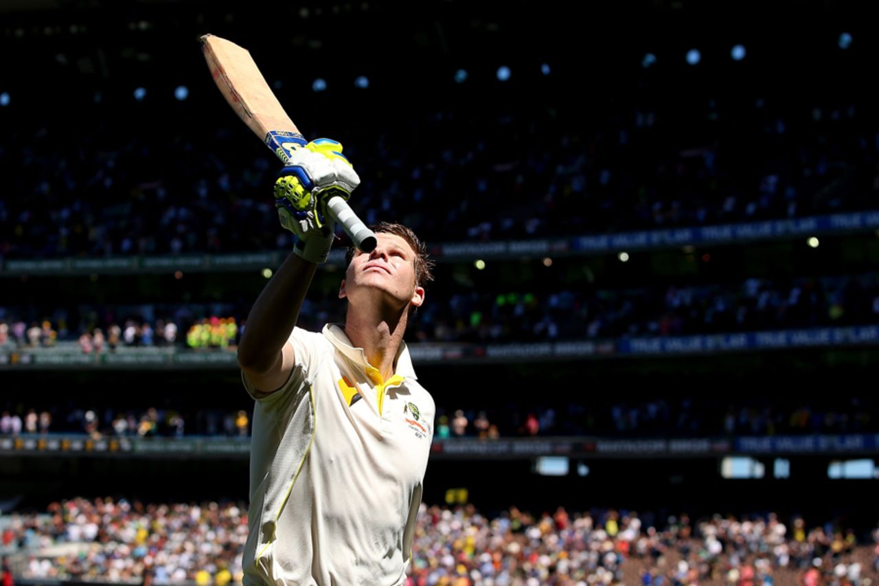 Steven Smith gets a round of applause as he walks off the MCG, Australia v India, 3rd Test, Melbourne, 2nd day, December 27, 2014