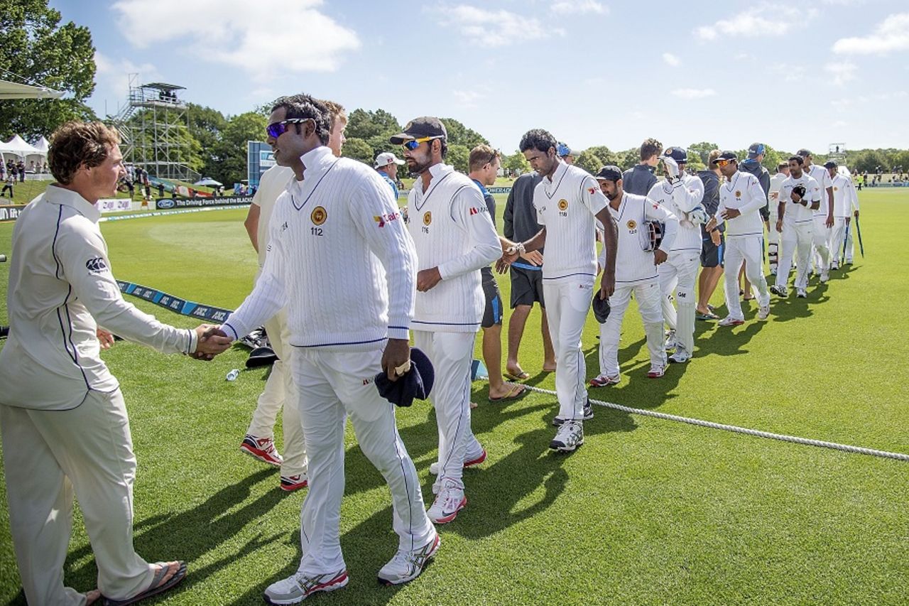 The teams shake hands after an entertaining Boxing Day Test, New Zealand v Sri Lanka, 1st Test, Christchurch, 4th day, December 29, 2014