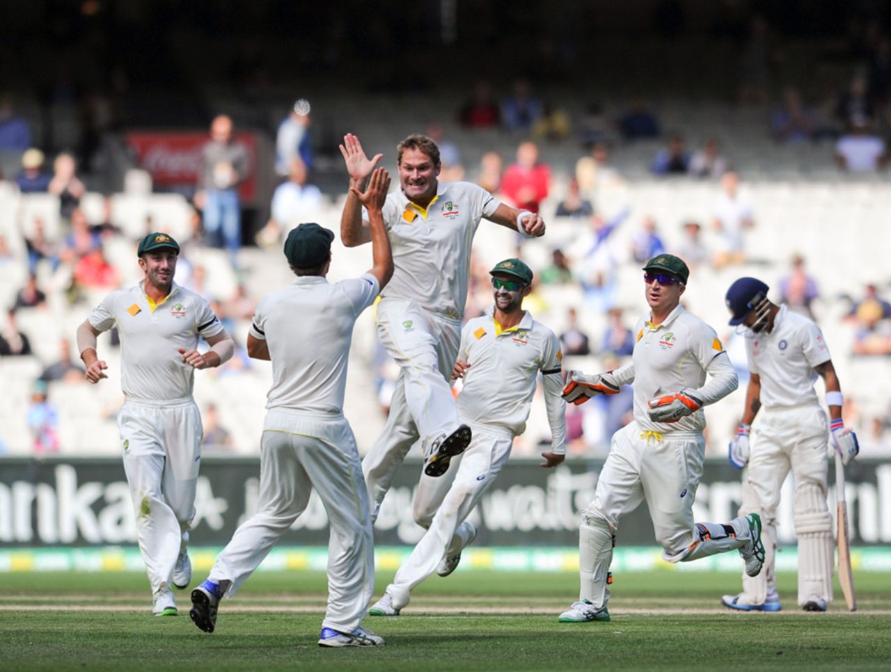 Australia come together after Virat Kohli is dismissed, Australia v India, 3rd Test, Melbourne, 5th day, December 30, 2014