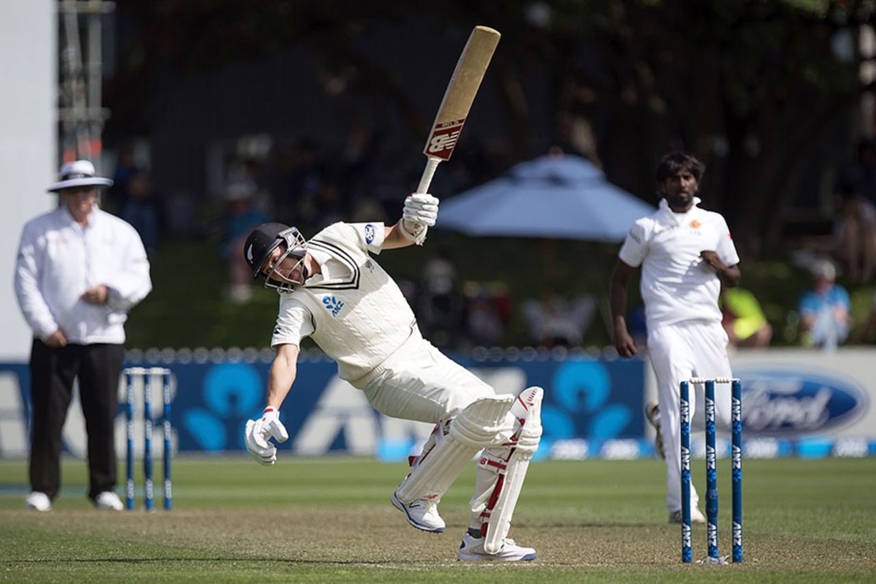 Trent Boult takes evasive action against a Nuwan Pradeep bouncer, New Zealand v Sri Lanka, 2nd Test, Wellington, 1st day, January 3, 2015